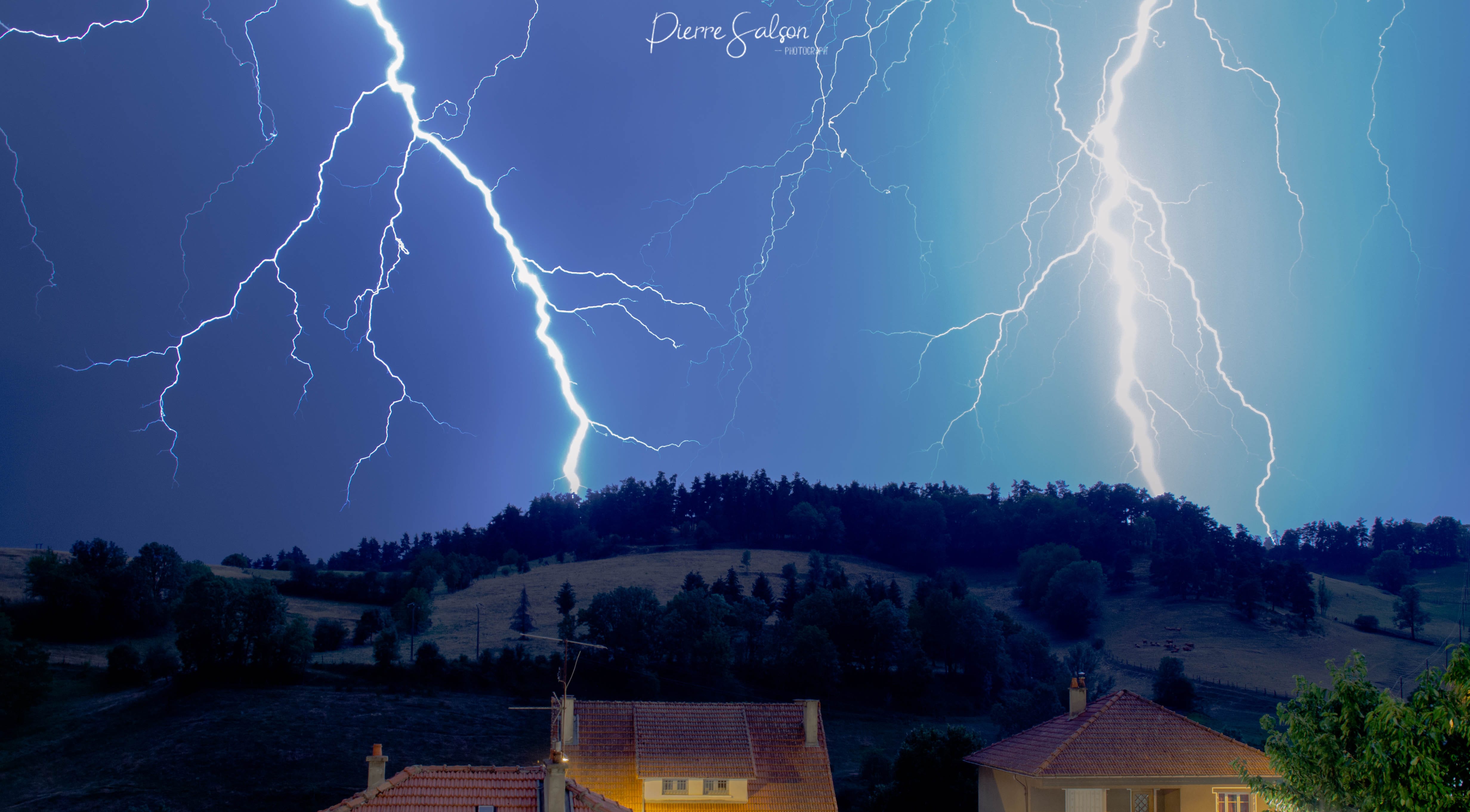 Magnifique orage sur Saint-Flour(15) avec ce double impact très proche. - 15/08/2020 22:10 - Pierre SALSON