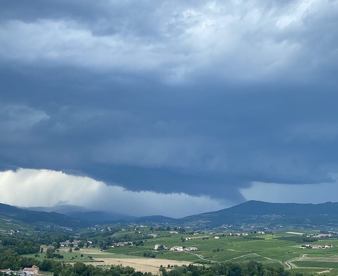 Supercellule qui a traversé la Loire et qui est ensuite partie sur Mâcon. Elle se trouvait à ce moment entre Beaujeu et les Echarmeaux. Photo prise depuis le Mont Brouilly (69). - 15/07/2023 17:00 - Pierrick KOESSLER