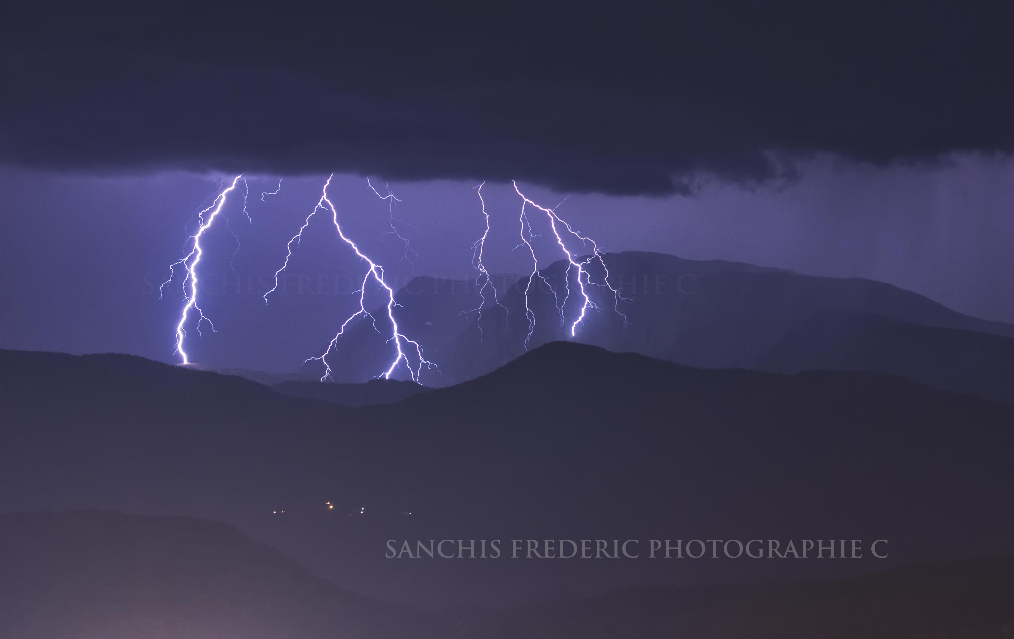 Orage ayant longé le massif de Belledonne en Isère avec de la foudre très esthétique. Les jours precedent la foudre restait cantonné a l' interieur du massifs alpin alors ce soir une belle surprise. - 17/09/2020 21:18 - frederic sanchis