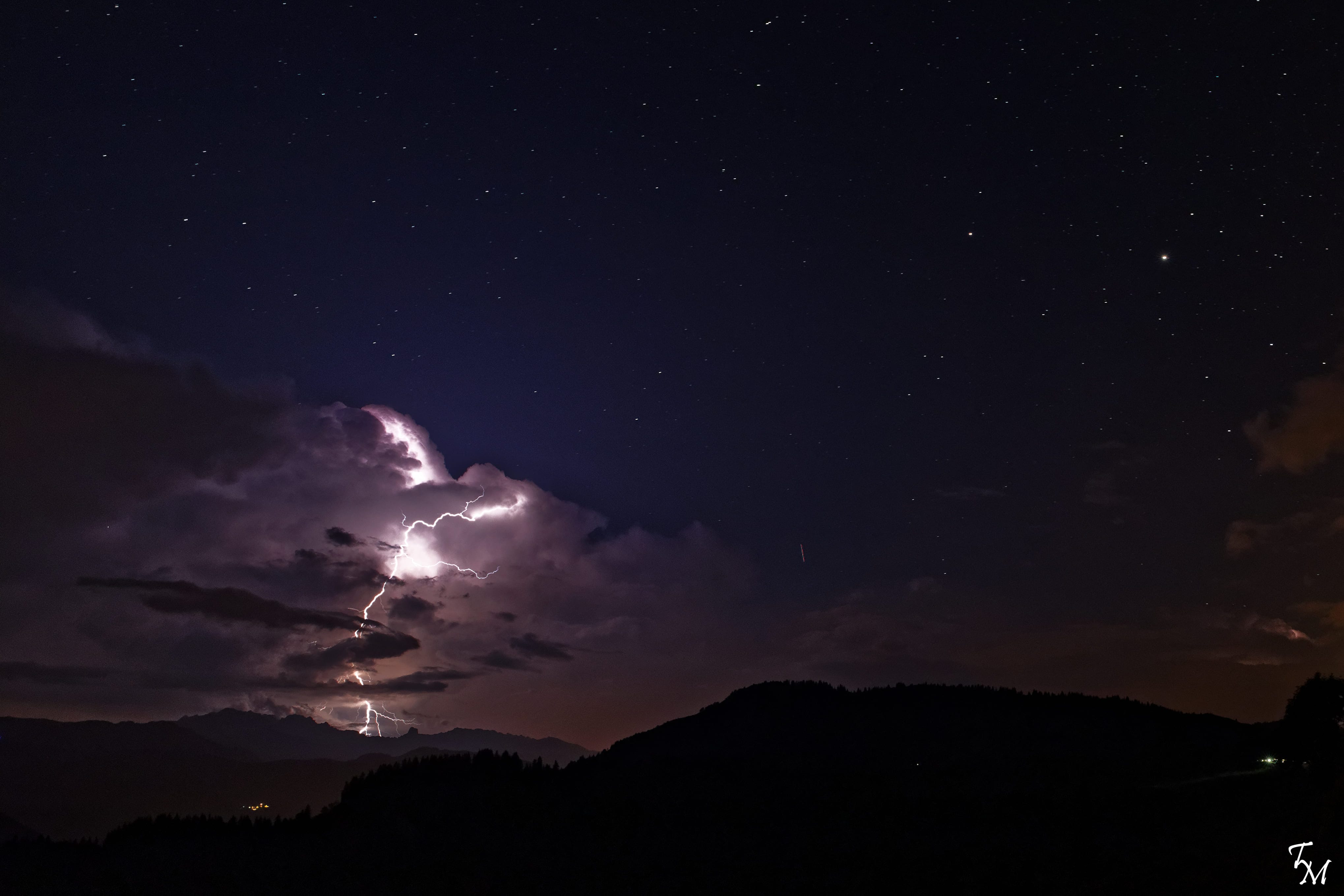 Orage isolé sur le Beaufortain vu depuis le Col des Aravis le soir du 17/09/2020 - 17/09/2020 21:30 - Thomas Martin