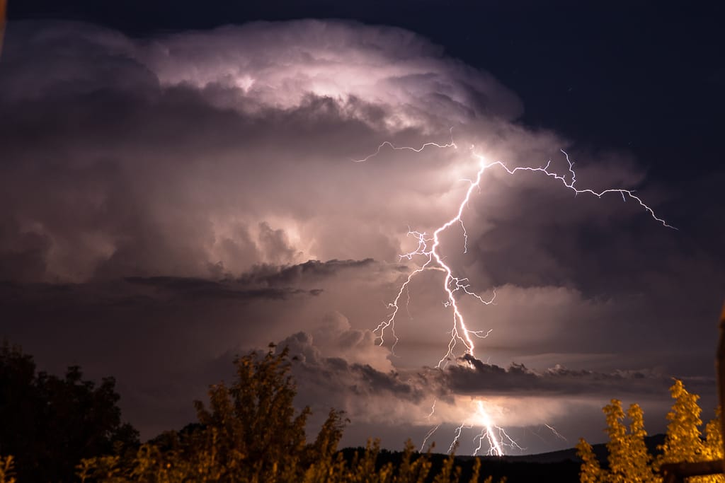 spectaculaire foudre extra-nuageuse issue d'un orage monocellulaire sur le secteur du lac du Bourget en Savoie captée depuis l'Ain - 18/07/2018 23:02 - Grégory Mozdzen