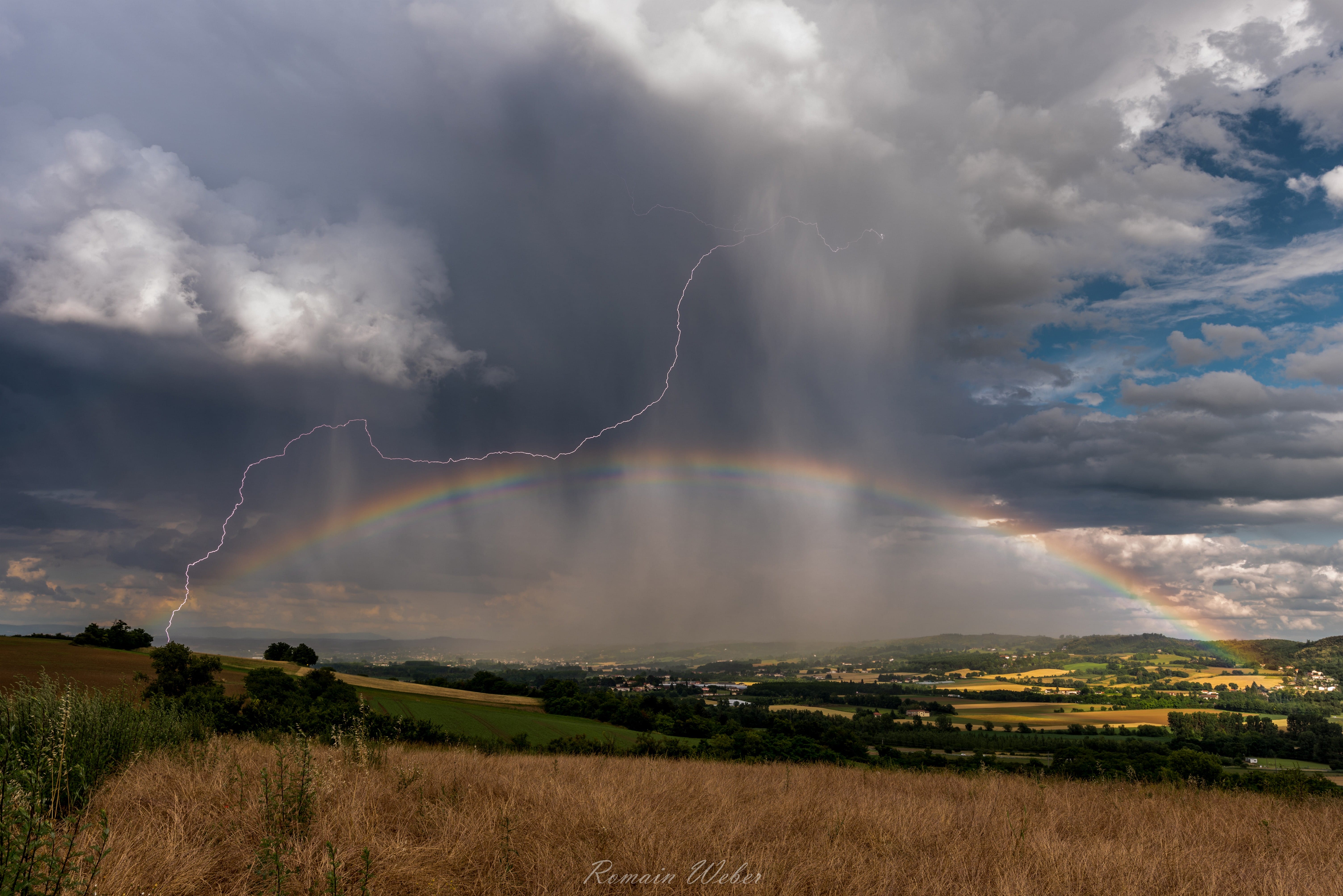 Orages sur le sud lyonnais hier soir. Impact de foudre et arc-en-ciel capturés à l'arrière d'un orage greligène. - 18/06/2020 17:26 - Romain Weber