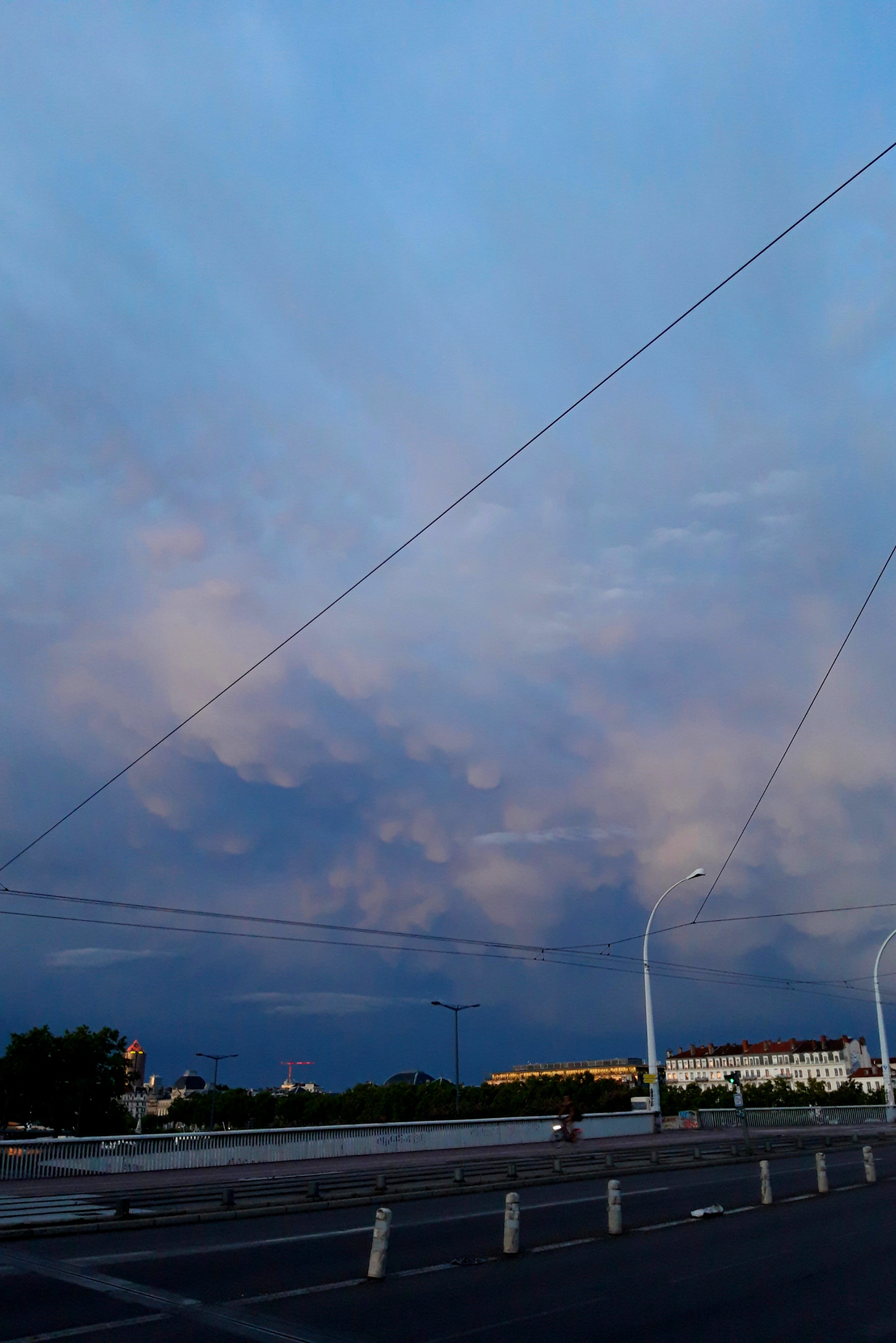 Mammatus au-dessus de Lyon - 18/06/2020 21:45 - Louis JS