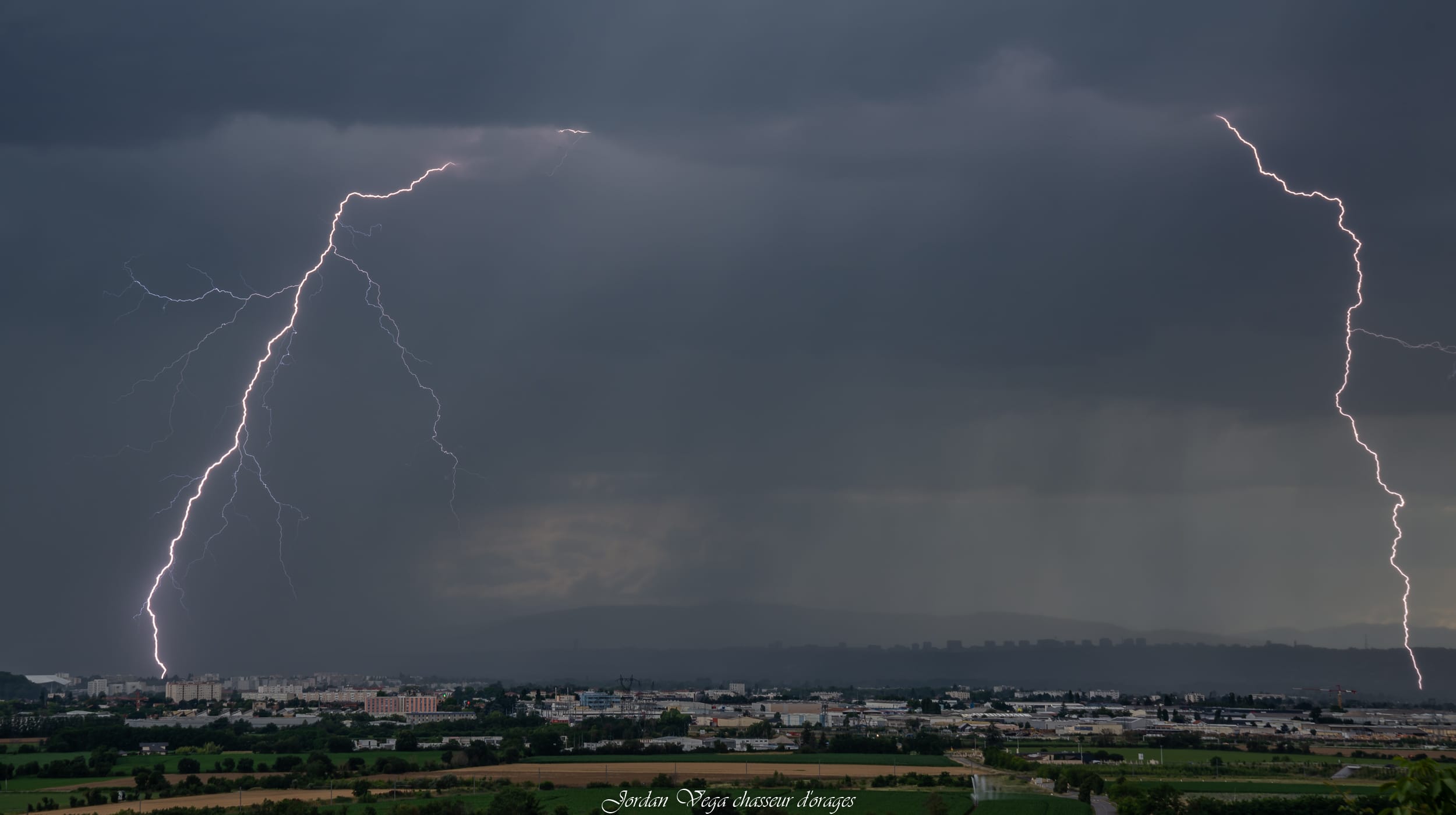 Orages avec de beaux impacts hier sur le Lyonnais en fin d'après-midi - 18/06/2020 18:15 - jordan Vega