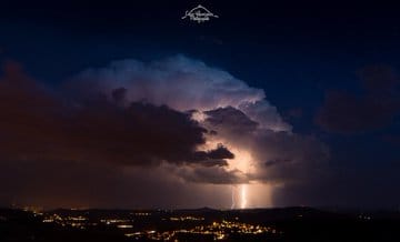 Les orages dans le Puy de Dôme, auront été particulièrement esthétiques. 
Monocellulaires isolés dévoilant leur structure au gré des manifestations électriques. - 18/05/2022 23:00 - Mike LAMANDE