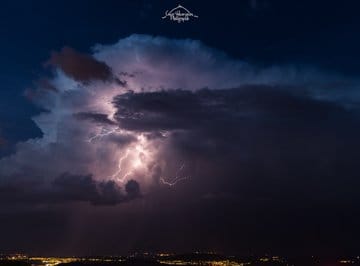 Les orages dans le Puy de Dôme, auront été particulièrement esthétiques. 
Monocellulaires isolés dévoilant leur structure au gré des manifestations électriques. - 18/05/2022 23:00 - Mike LAMANDE