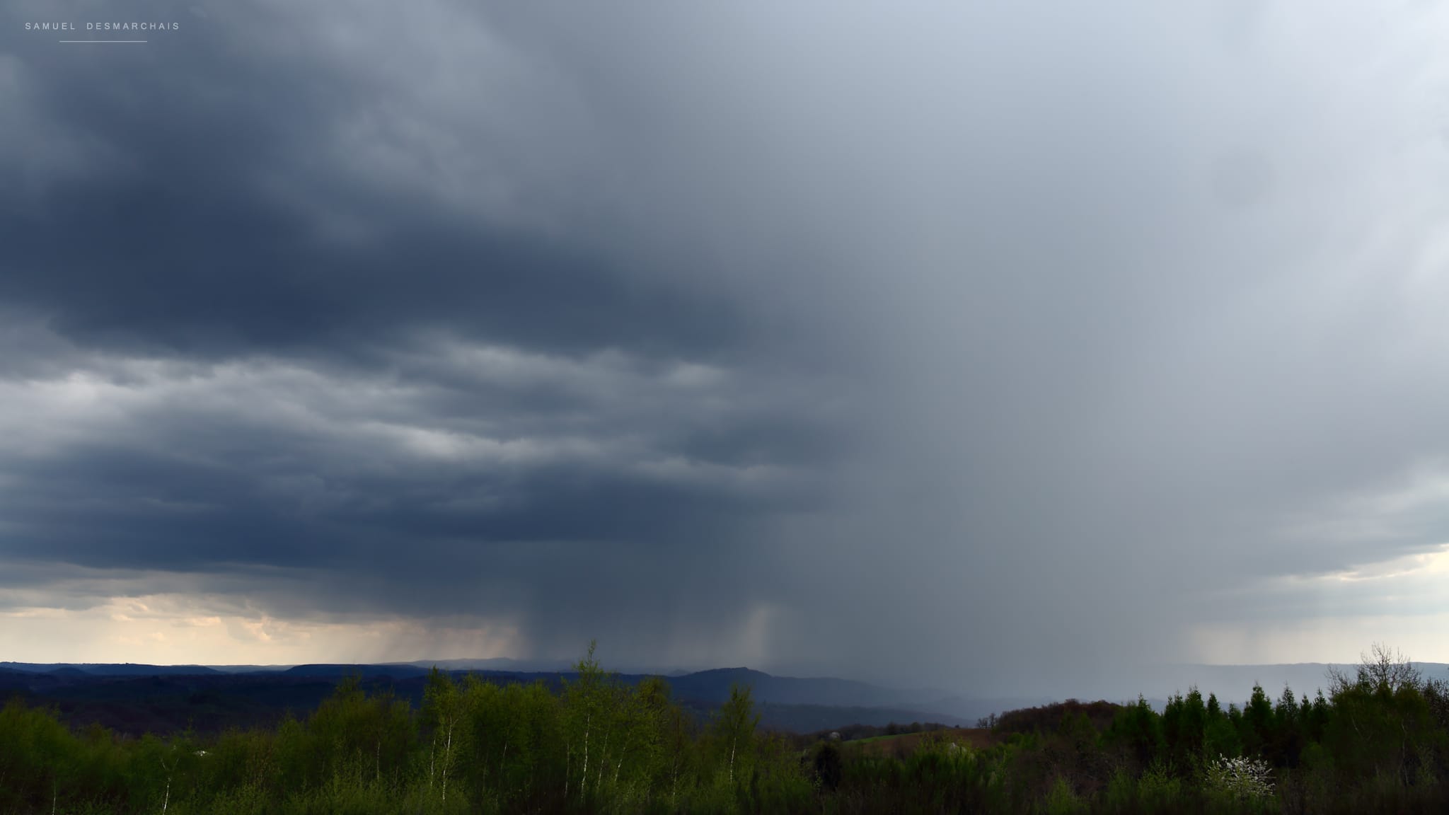Orages à maturité sur le nord du Cantal le 20 avril 2019. L'activité électrique était à ce moment-là soutenue mais quasi-uniquement intranuageuse. Quelques puissants coups de foudre s’abattaient cependant parfois devant les rideaux de pluie, suivis de coups de tonnerre explosifs dans le paysage. - 20/04/2019 15:00 - Samuel Desmarchais