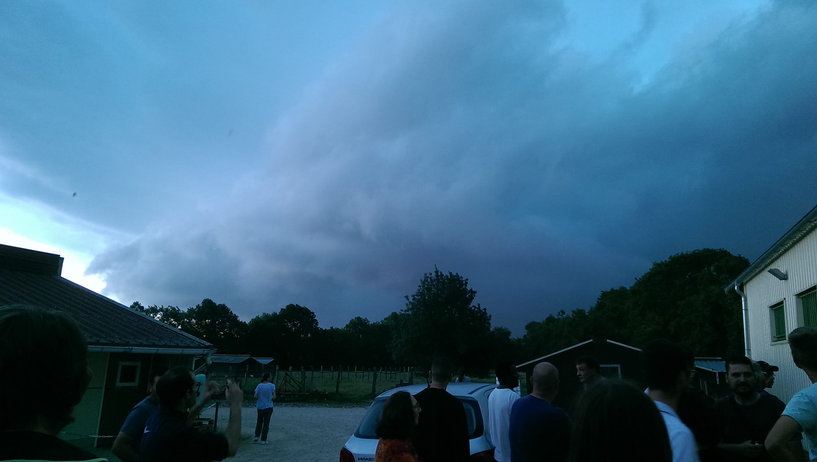 Orage fort en n'a proche avec beaucoup de tonnerres et aussi des rafales de vent à ma ferme à Saint-Paul de varax dans l'Ain. - 20/07/2018 17:40 - David Drencourt