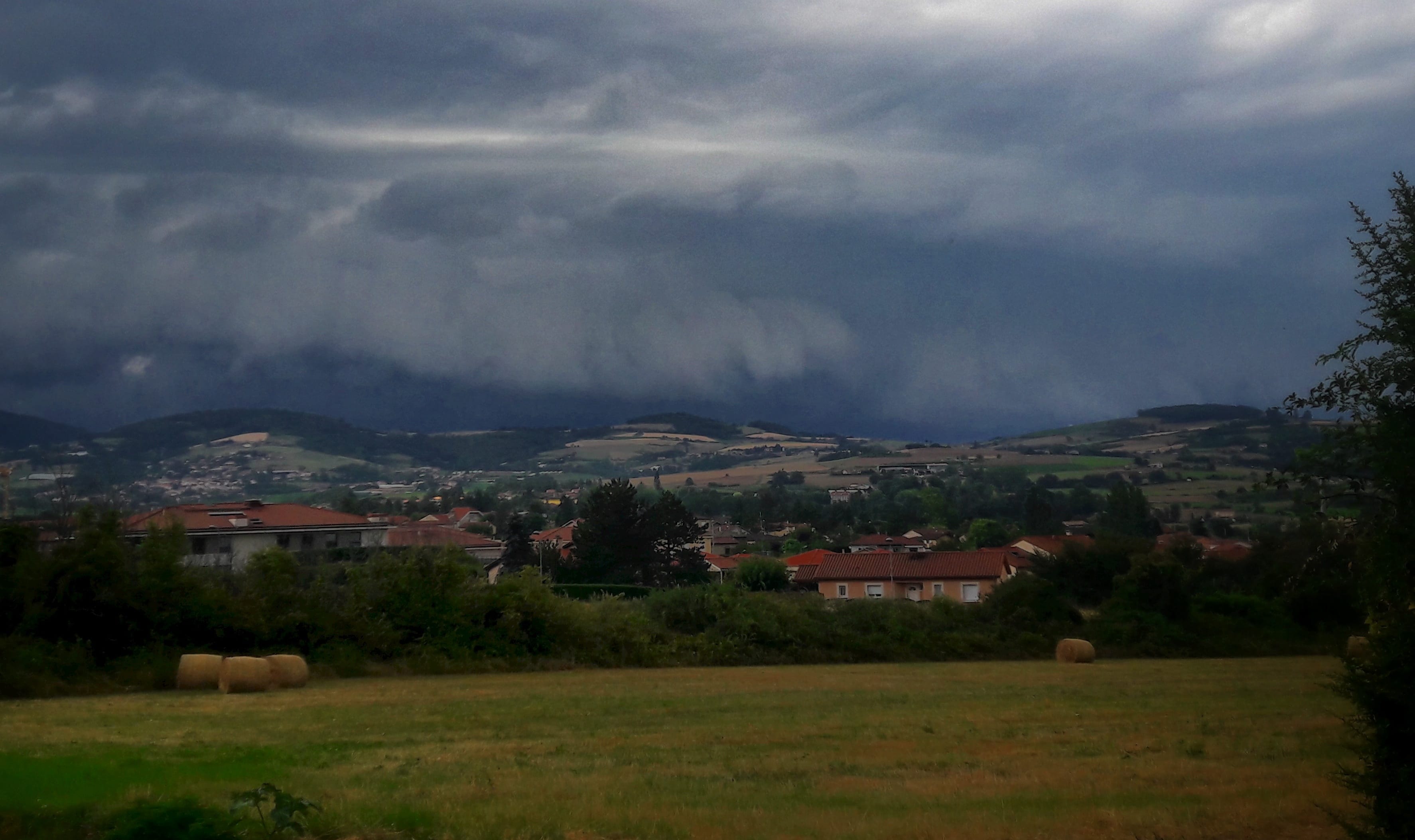 Orage dantesque avec arcus à l'avant au Nord de Mornant (69) - 20/07/2018 16:15 - Pierre Renaudin