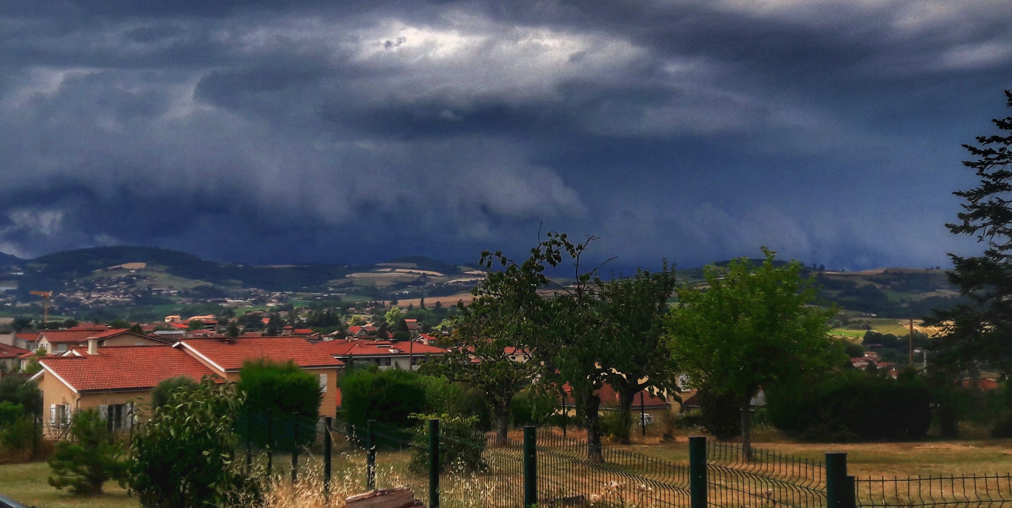 Orage et arcus près de Mornant (69) ce Vendredi en fin d'après midi - 20/07/2018 16:15 - Pierre Renaudin