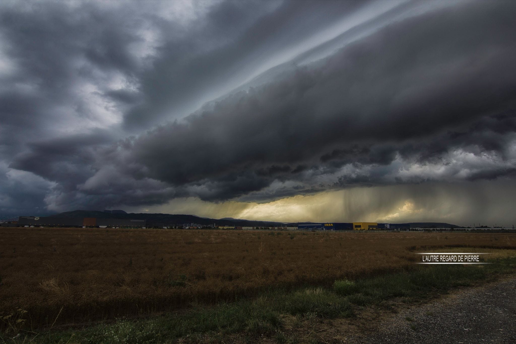 Arcus qui a donné beaucoup de précipitations sur la ville de Clermont avec de bonnes rafales de vent - 20/07/2018 21:00 - Pierre Bonnel