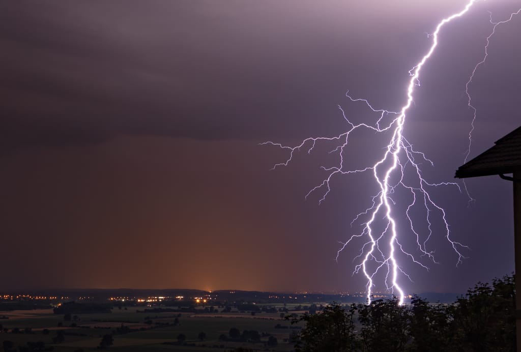 Foudre ramifiée s'abattant en air totalement sec au sud Est de la ville de Bourg en Bresse la nuit du 19 au 20 juin 2019 - 20/06/2019 01:41 - Grégory Mozdzen