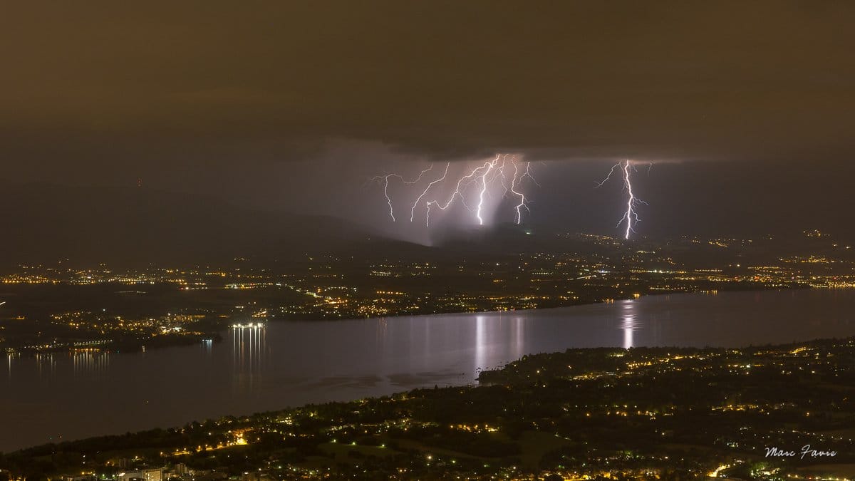 Orage sur la région de Geneve le 20 juin 2019 en fin de nuit. - 20/06/2019 00:00 - Marc FAVRE