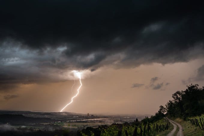 Secteur du Bugey dans l'Ain ce 20 Juin 2021
La couleur est due au soleil couchant qui passe derrière mais aussi à la présence de sable remontant du Sahara. 

Photo prise au Sony A7RIII 
Sigma Art 24-70 f/2.8 
Lightning sensor V4B option son coupé. - 20/06/2021 23:00 - Maxence VERRIER