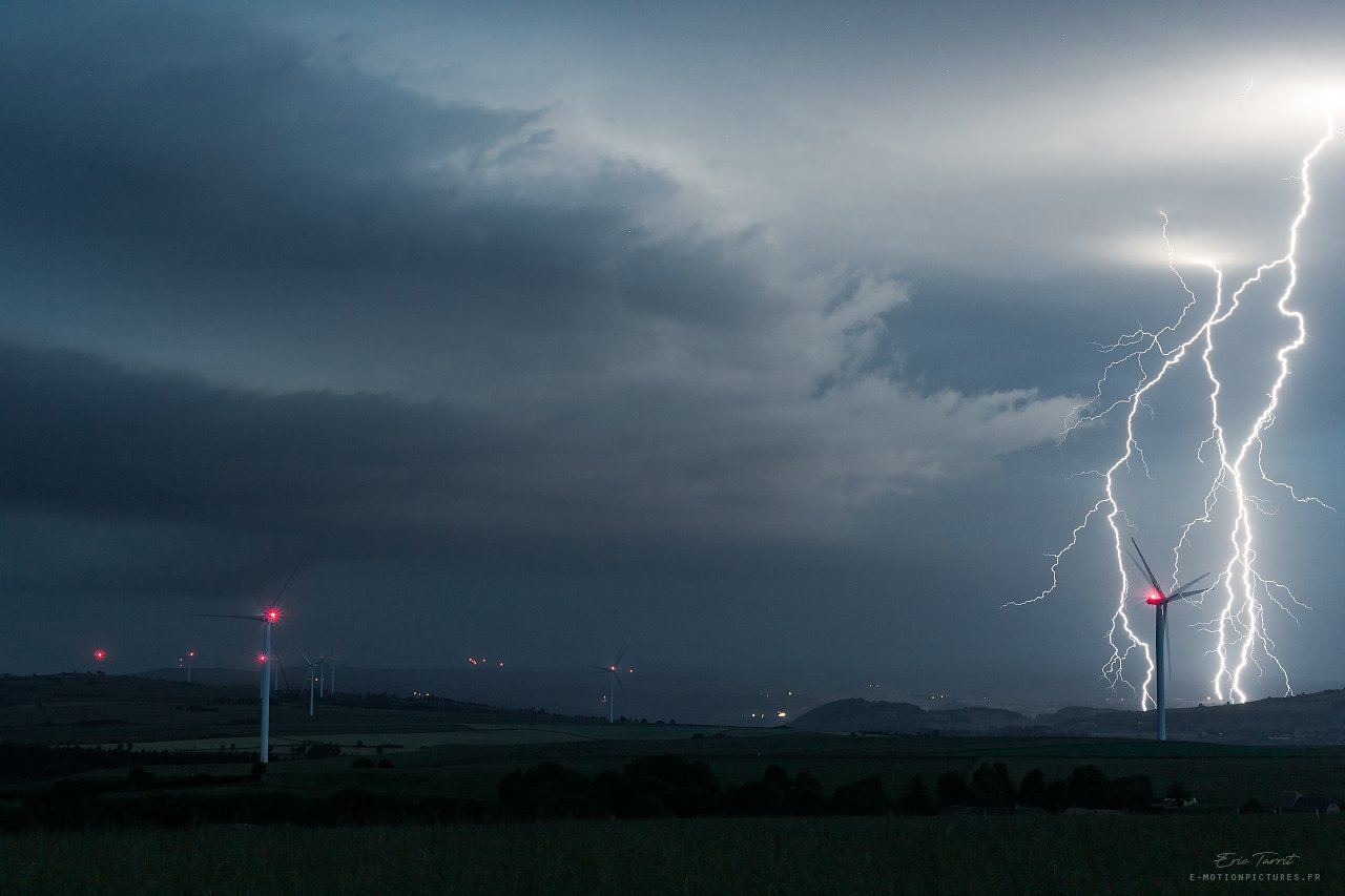 Belle soirée hier (20 juin 2023) dans le Cantal en attendant ce qui remontait du sud-ouest. Pas mal de foudre en air sec tombe a l'avant lors de son approche. - 20/06/2023 23:00 - Eric TARRIT