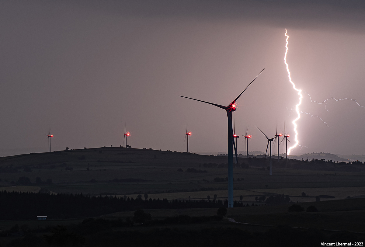 Quelques images des orages du 20 au soir. Après avoir durement frappé le SO de la France, ils sont remontés de manière atténuée sur le Massif Central avec toutefois qqs beaux impacts de foudre et un arcus lointain. Pas de sévérité particulière sur l'Est Cantal. - 20/06/2023 23:00 - Vincent LHERMET