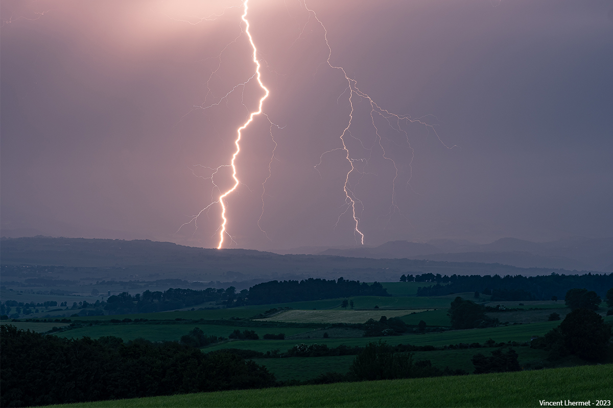 Quelques images des orages du 20 au soir. Après avoir durement frappé le SO de la France, ils sont remontés de manière atténuée sur le Massif Central avec toutefois qqs beaux impacts de foudre et un arcus lointain. Pas de sévérité particulière sur l'Est Cantal. - 20/06/2023 23:00 - Vincent LHERMET