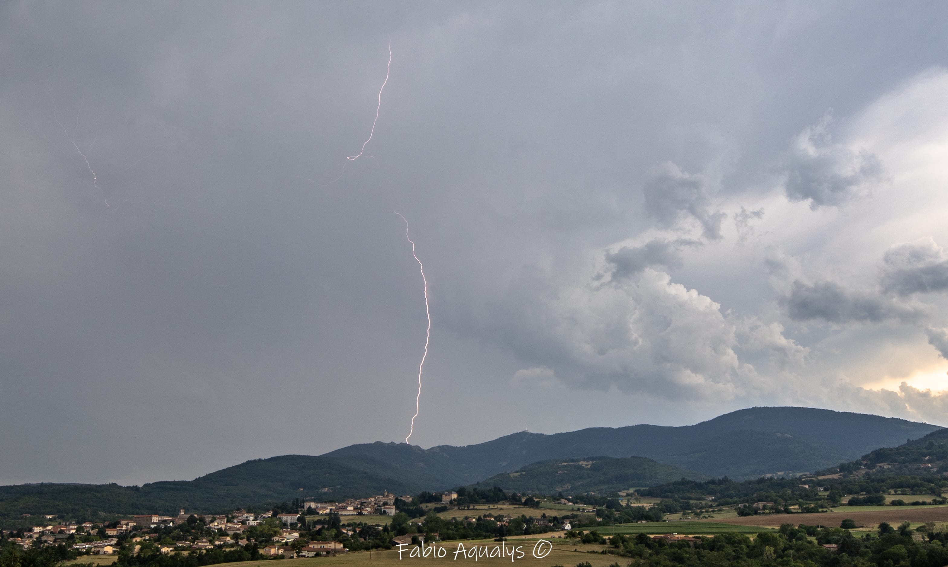 Orage sur le massif du Pilat, foudre près ou sur les 3 dents. - 21/07/2020 18:00 - Fabio Hiltgun