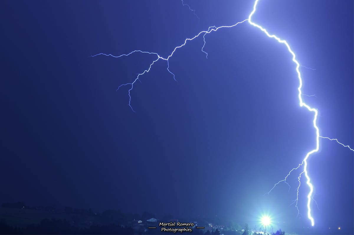 Monistrol-sur-Loire (43). Ma plus belle prise de powerflash jusqu'à aujourd'hui, autant en terme d'intensité que de distance. - 21/06/2019 23:42 - Martial Romero