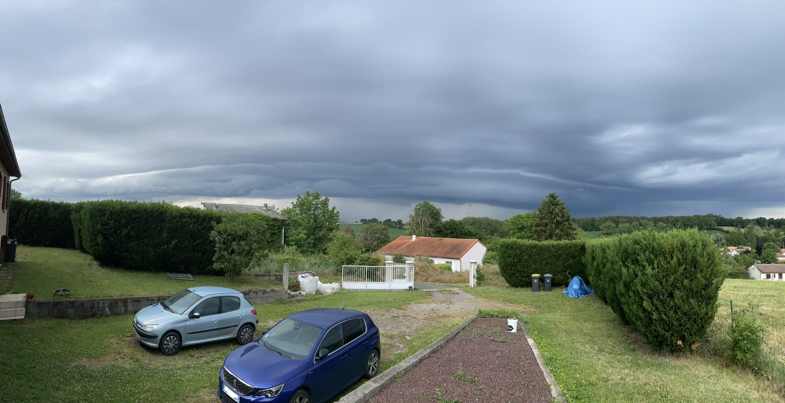 Arrivée des orages avec de bel arcus près de Clermont-Ferrand en ce moment. - 21/06/2021 11:30 - Matthieu Masson