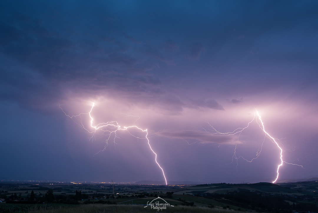 A l'avant de l'orage qui a balayé le SO ce jour (et qui continue toujours sa route à l'heure actuelle...!) : une éphémère cellule orageuse a lâché un peu de foudre ramifiée en air sec sur la plaine de la Limagne (63).
Magnifique à observer, au sec, à 10/15km ! - 21/06/2023 00:00 - Mike LAMANDE