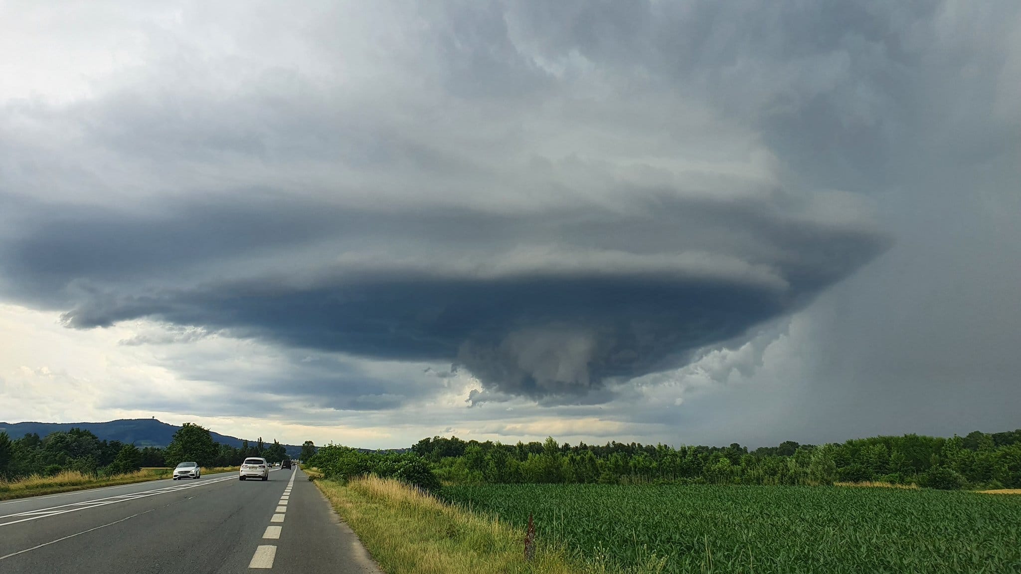 Supercellule dans le nord lyonnais. A proximité d’Anse. - 23/06/2021 18:00 -  Fanny