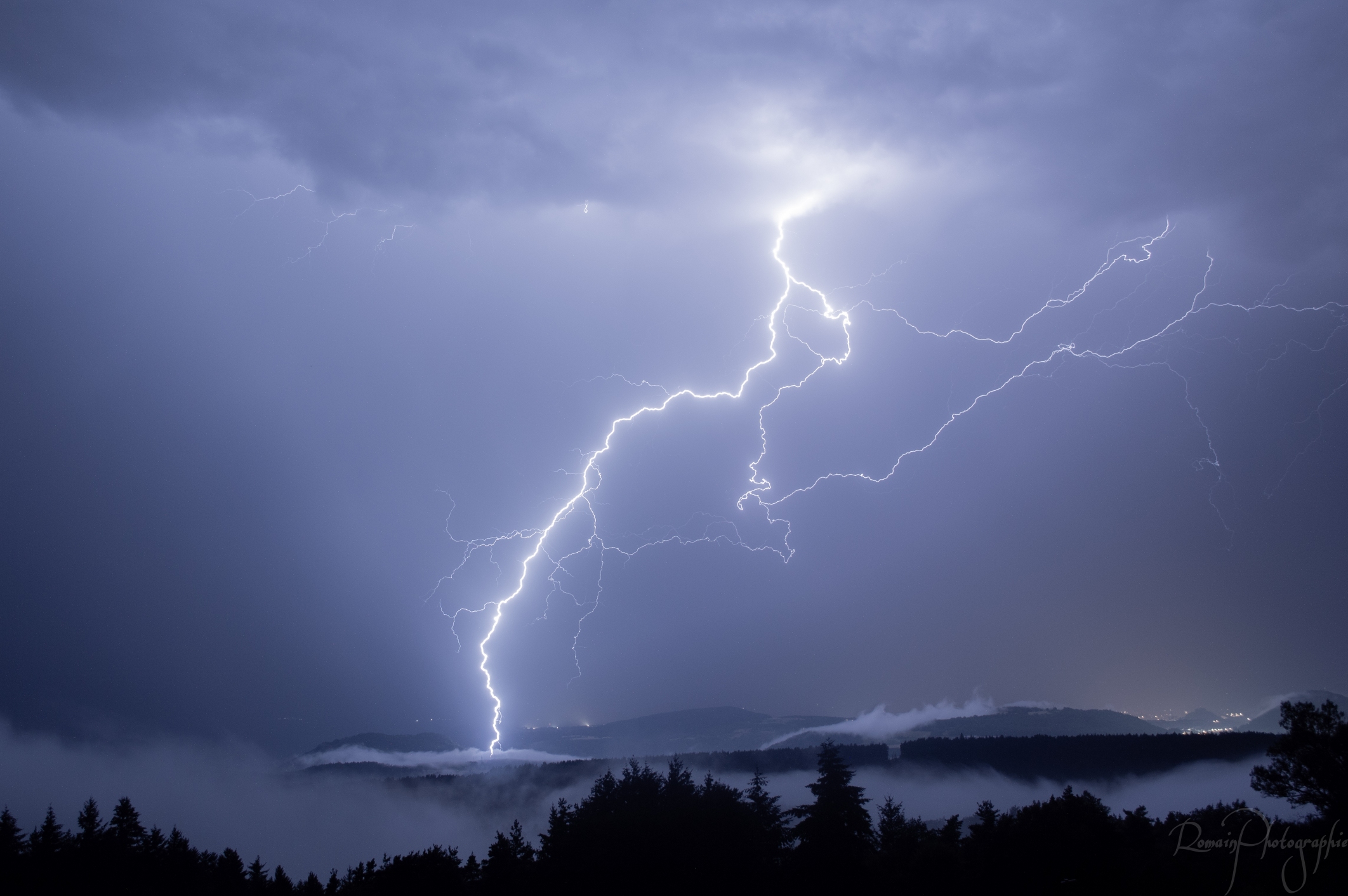 Impact de foudre sur une mer de nuage bas en Haute-Loire. - 24/07/2023 05:00 - Romain ALMODOVAR