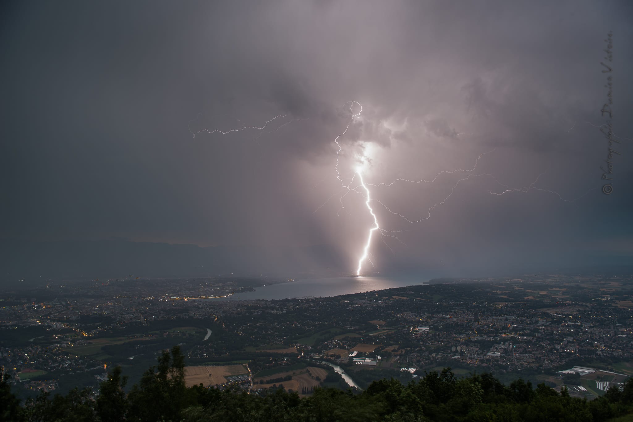 Traque du 25 Juillet 2019; 21:04.
D'abord sceptique en voyant les cellules orageuses s'étant formées sur le Jura en début d'après-midi se dissiper, et commençant à me dire que les 