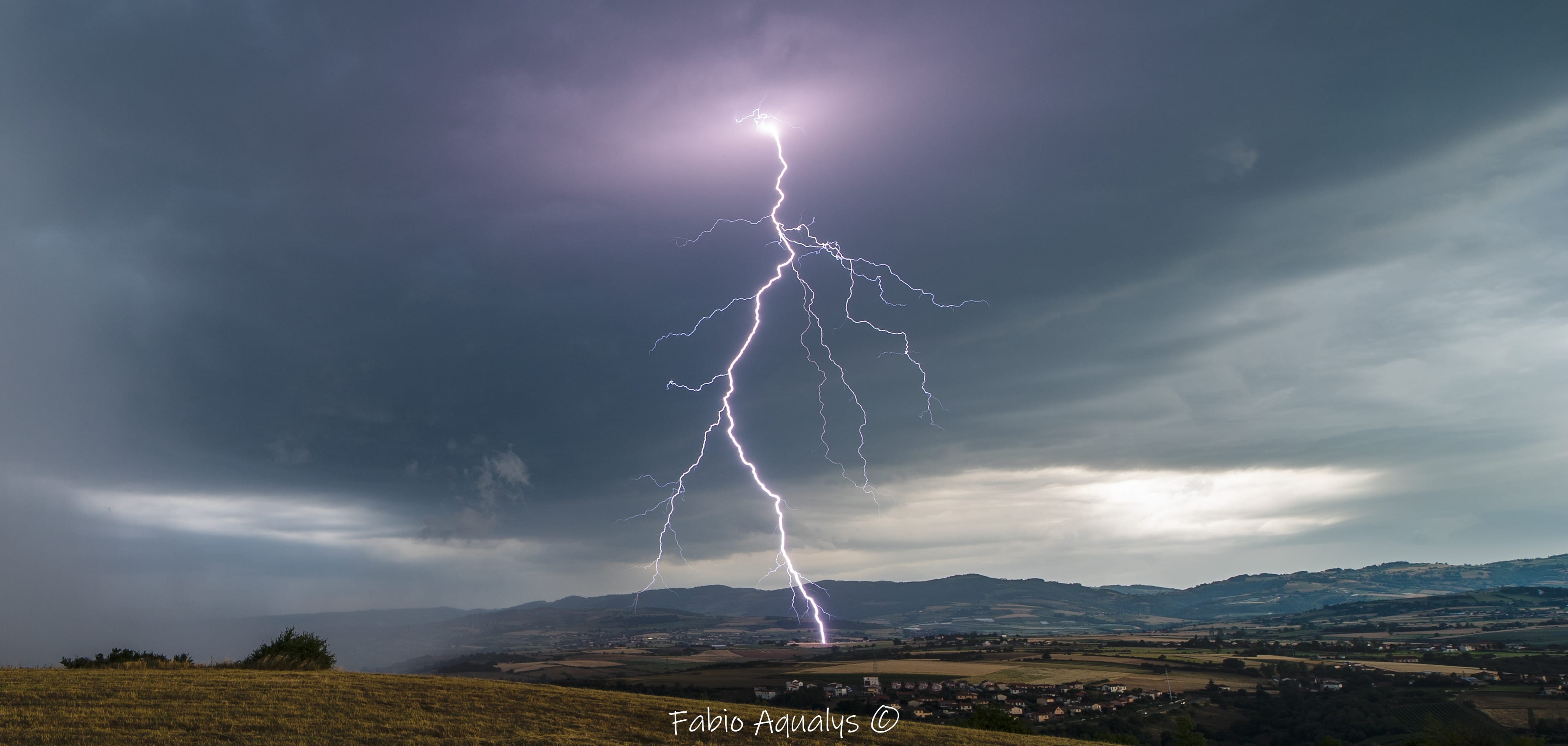 Depuis Treves (69) versant du gier entre 8h et 9h du matin, quelques orages remontent du sud après s'êtres formés sur le Pilat. Bien à l'avant du corps pluvieux un déluge d'impacts ramifiés en air sec tombent pour la plus part assez proche, mon plus proche moins d'1km malheureusement je l'ai quand vidéo... un vrai régal. - 26/06/2020 08:30 - Fabio Hiltgun