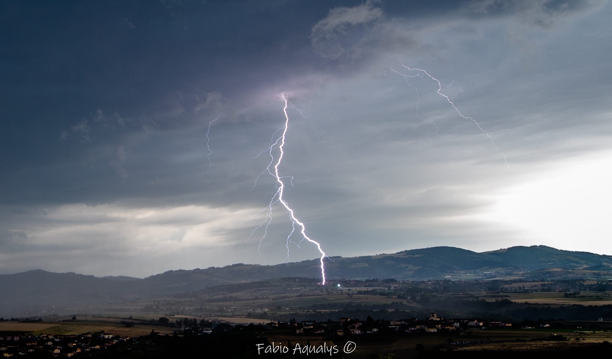 Depuis Treves (69) versant du Gier entre 8h et 9h du matin, quelques orages remontent du sud après s'êtres formés sur le Pilat. Bien à l'avant du corps pluvieux un déluge d'impacts ramifiés en air sec tombent pour la plus part assez proche, mon plus proche moins d'1km malheureusement je l'ai quand vidéo... un vrai régal. - 26/06/2020 08:30 - Fabio Hiltgun