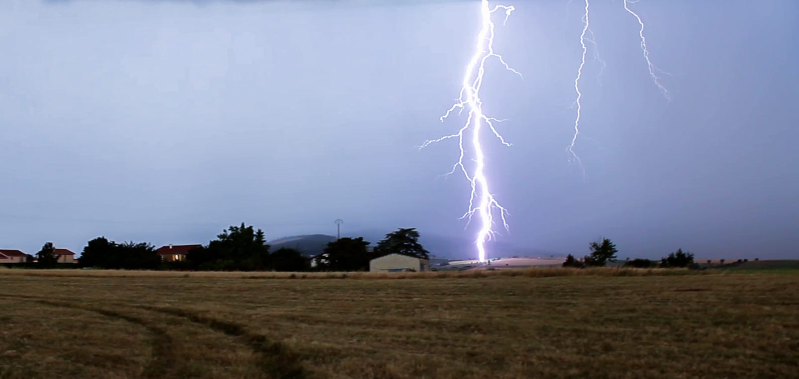 Depuis Treves versant du Gier entre 8h et 9h du matin, quelques orages remontent du sud après s'êtres formés sur le Pilat. Bien à l'avant du corps pluvieux un déluge d'impacts ramifiés en air sec tombent pour la plus part assez proche, mon plus proche moins d'1km celui ci malheureusement je l'ai quand vidéo... un vrai régal. - 26/06/2020 08:30 - Fabio Hiltgun