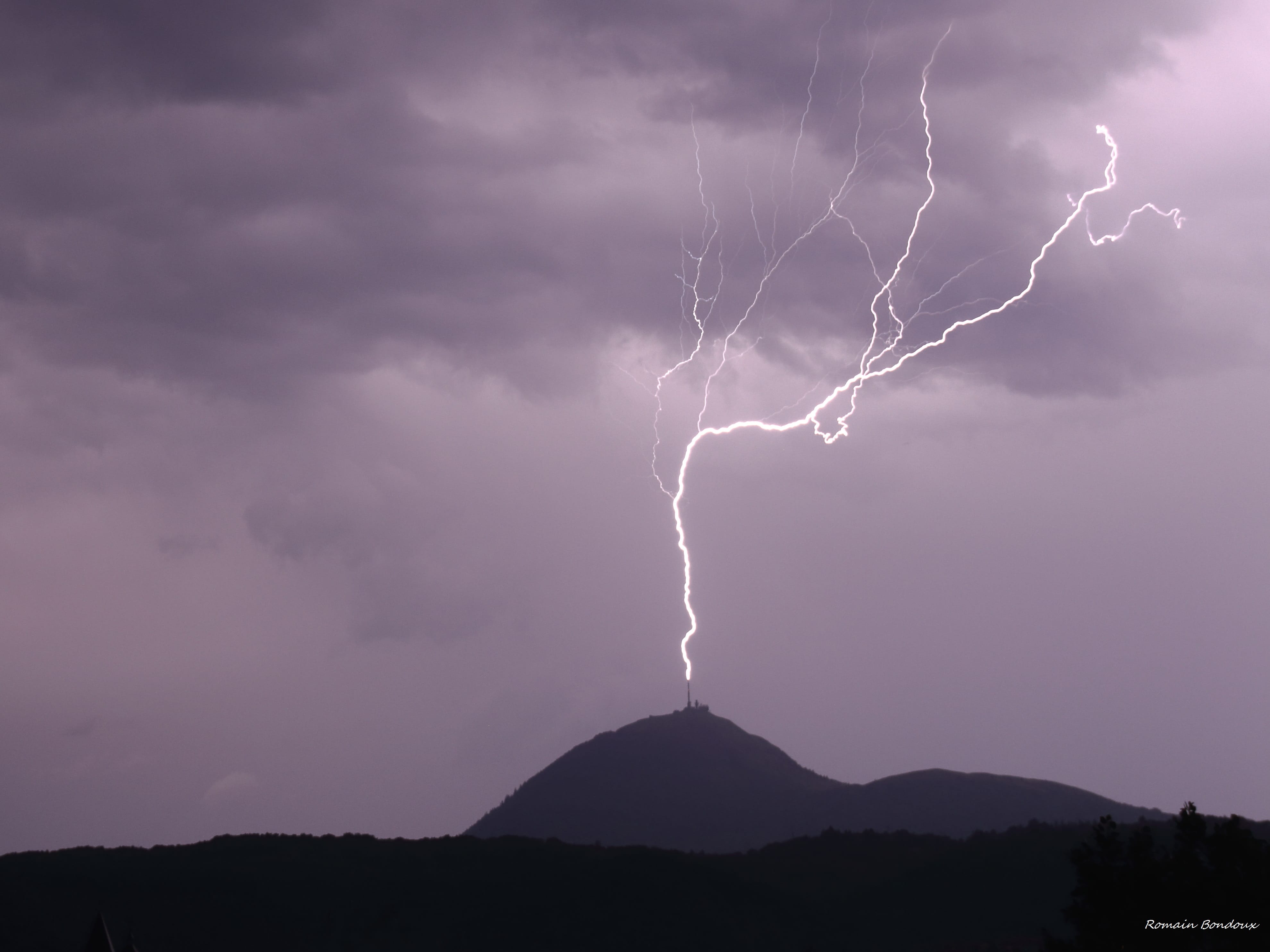 Eclair ascendant sur le Puy-de-Dôme - 26/06/2020 22:50 - Romain BONDOUX