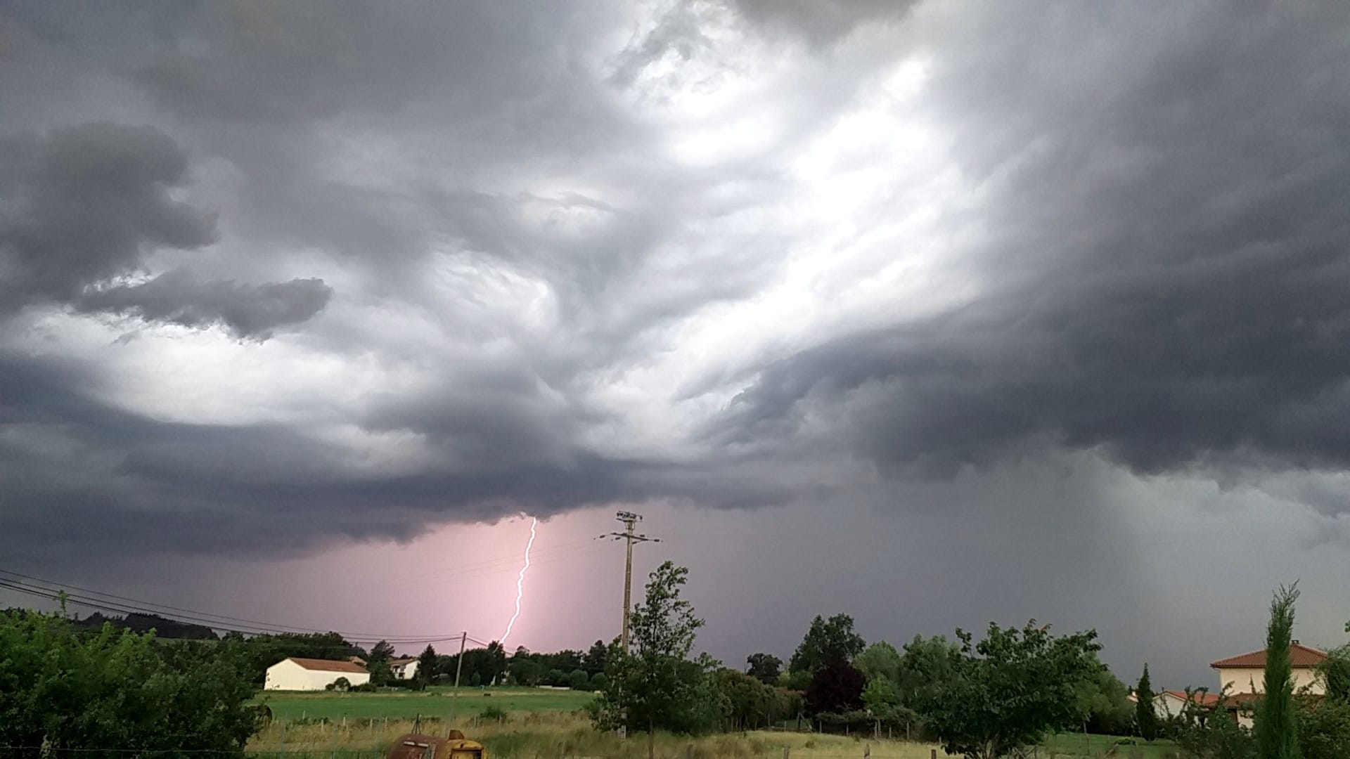 Cellule orageuse en approche le 26 juin 2020 sur Saint Cyr de Favieres dans le 42. - 26/06/2020 19:15 - Sylvain Troncy