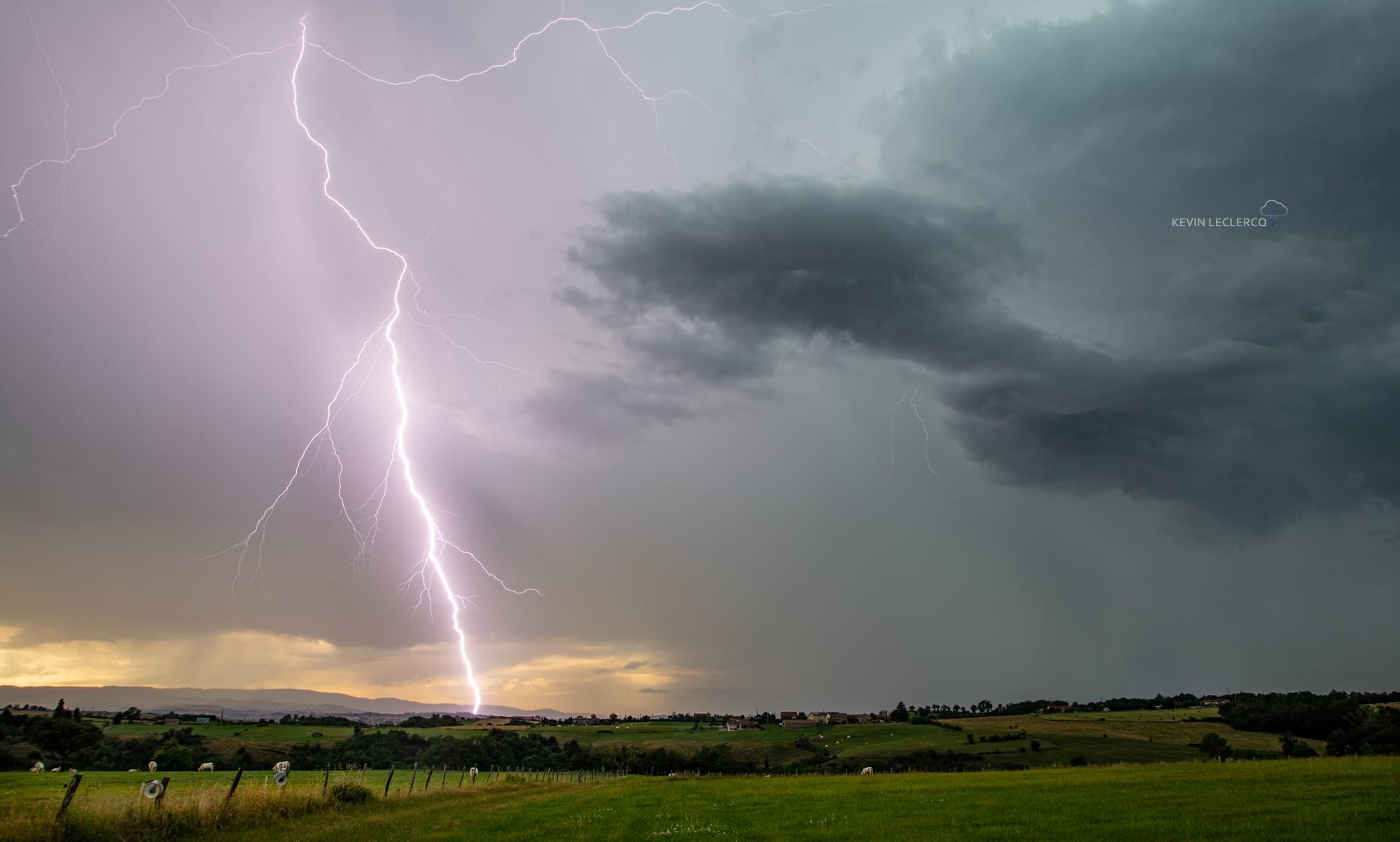 Magnifique cellule baignée dans une lumière rasante, celle-ci nous donnera de très beau coup de foudres dont celui-ci bien proche ! photos prise près de Balbigny (42) - 26/06/2020 19:58 - Kévin Leclercq