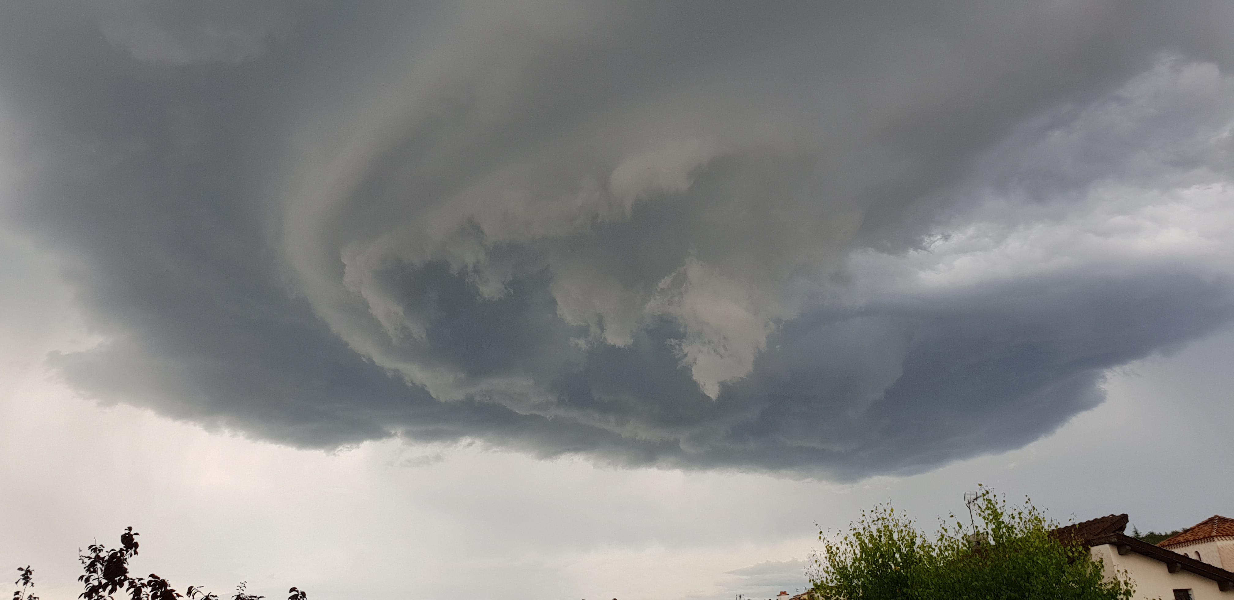 Cellule orageuse au dessus de lempdes  63 avec un léger mouvement de rotation mais sans grêle ni même de pluie - 26/06/2020 18:11 - Isabelle Joachim