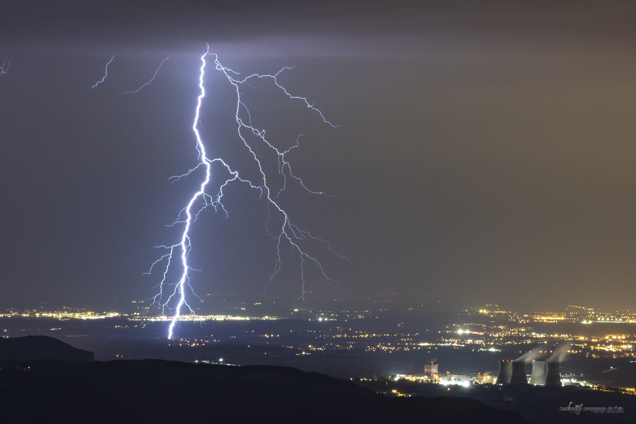 foudre ramifiée pres de la centrale du bugey - 27/08/2019 20:44 - brice volo