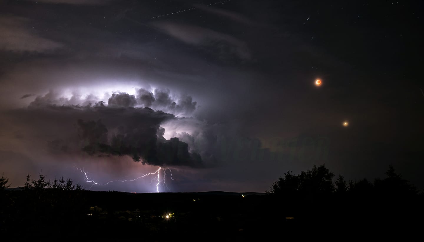 Impact de foudre, éclipse de Lune et Mars depuis Sainte-Sigolène en Haute-Loire - 27/07/2018 23:00 - Maxence Verrier