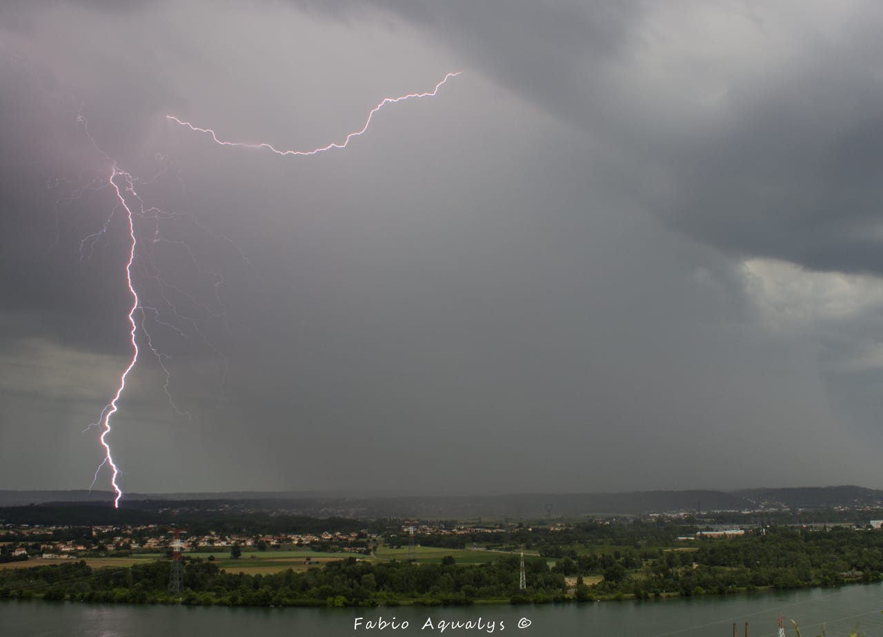 Orage sur le secteur de Saint-Clair du Rhône (38) depuis Chavanay (42) remontant rapidement vers Vienne. - 27/05/2018 19:00 - Fabio Aqualys