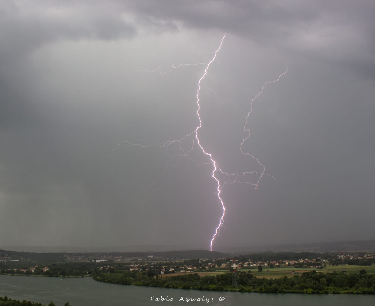 Orage sur le secteur de Saint-Clair du Rhône (38) depuis Chavanay (42) remontant rapidement vers Vienne. - 27/05/2018 19:00 - Fabio Aqualys