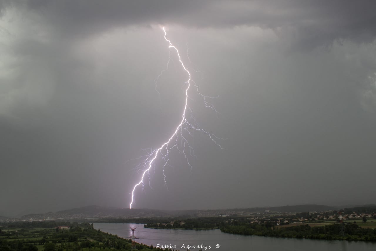 Un beau ramifié suivi d'un coup de tonnerre violent, orage sur le secteur de Saint-Clair du Rhône (38) depuis Chavanay (42) remontant rapidement vers Vienne. - 27/05/2018 19:15 - Fabio Aqualys