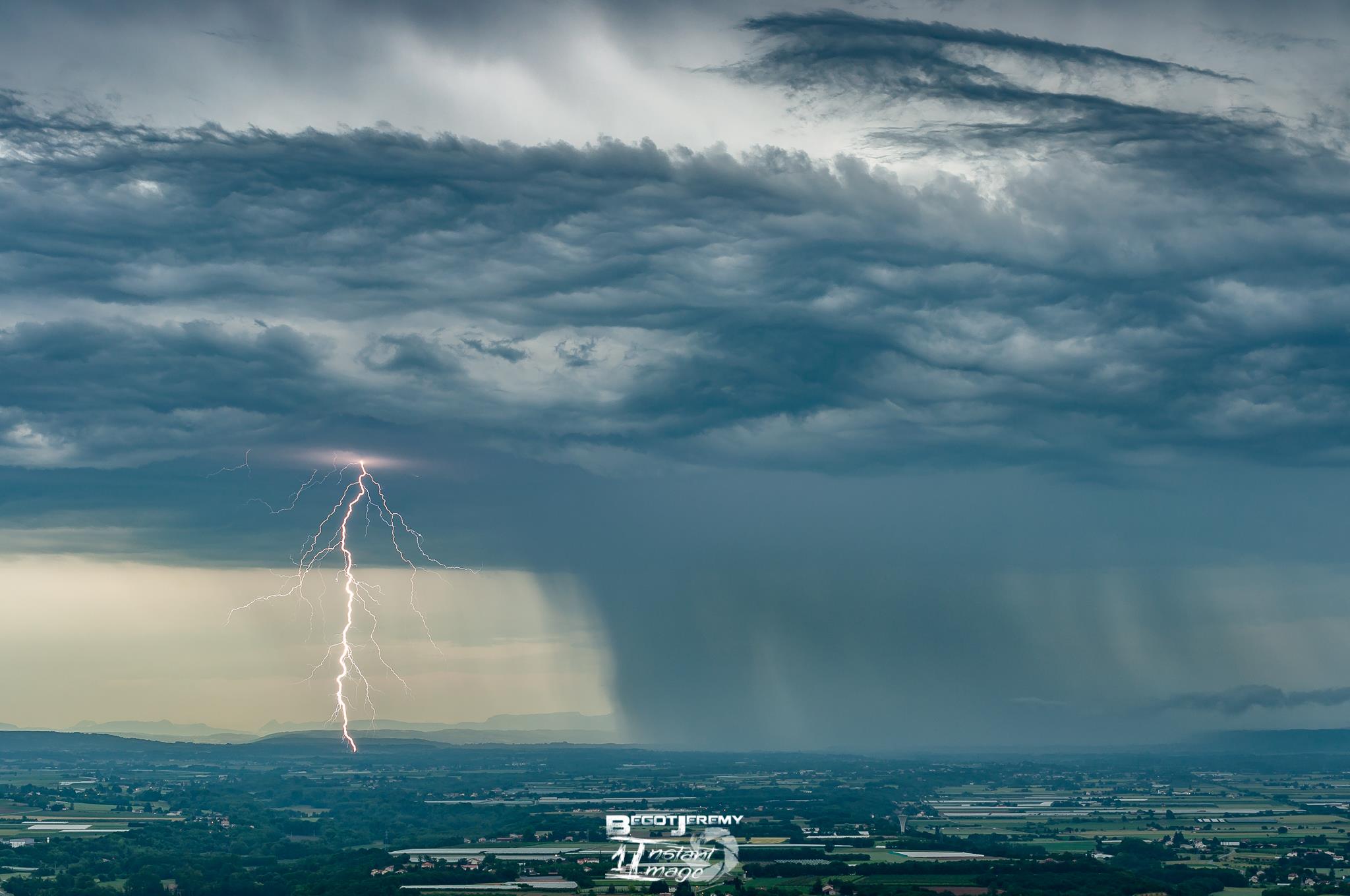 Alors que le plus gros des orages semble passé, des petites cellules orageuses prennent naissance sur le Vercors et remontent en direction du Nord Isère. - 27/05/2018 00:00 - Jérémy BEGOT