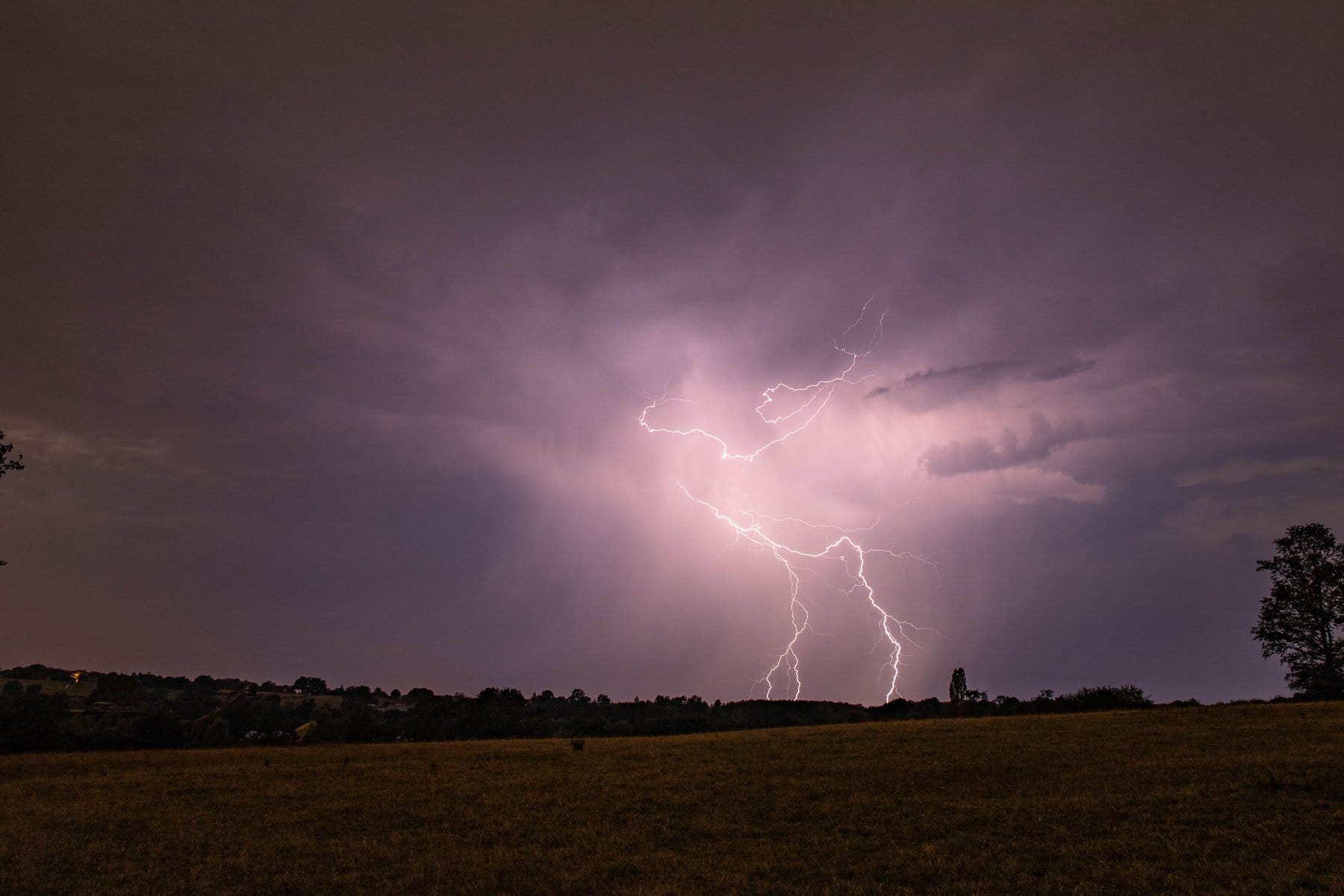 Orage monocellulaire qui a traversé le département de l'Ain - 28/07/2018 08:00 - Micka Photographie