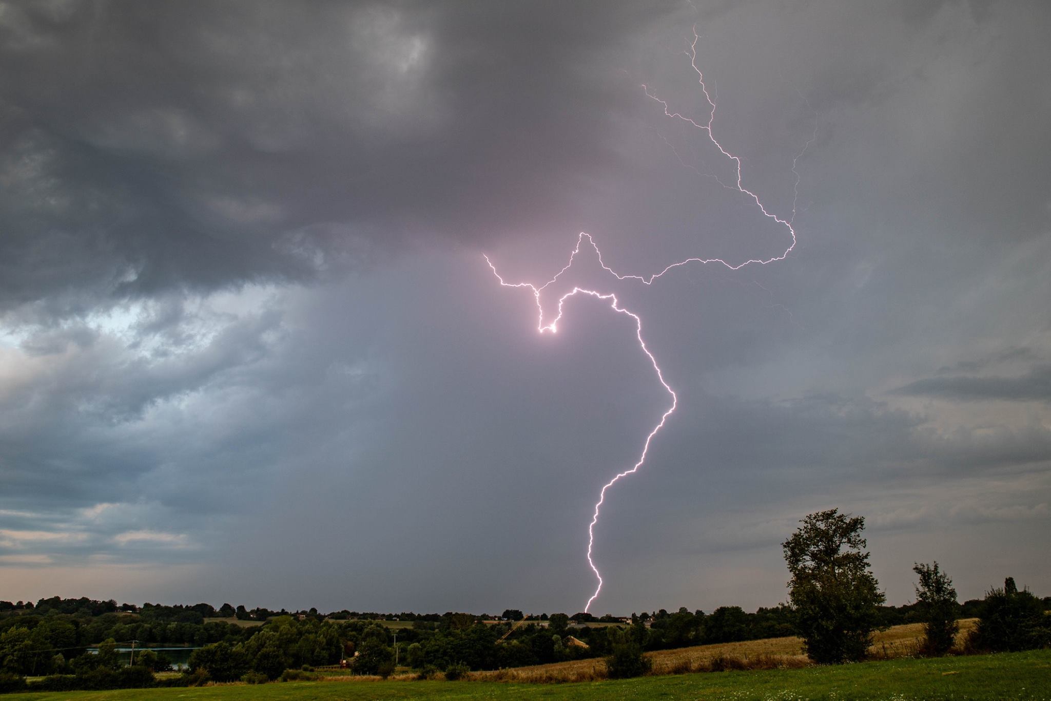 Orage monocellulaire qui a traversé le département de l'Ain - 28/07/2018 08:00 - Micka Photographie