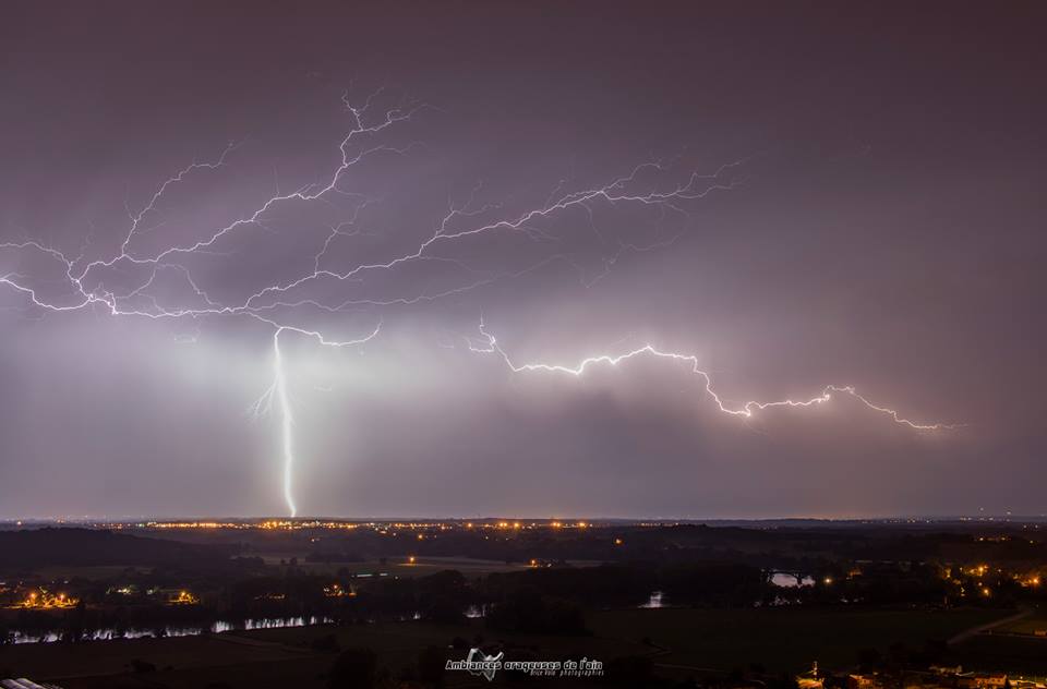 Mes instants favoris, environs deux heures ce matin, le calme presque total, face à l'obscurité et soudain la lumière déchire le ciel et m'offre ce tableau. - 28/05/2018 02:00 - Ambiances orageuses de l ain