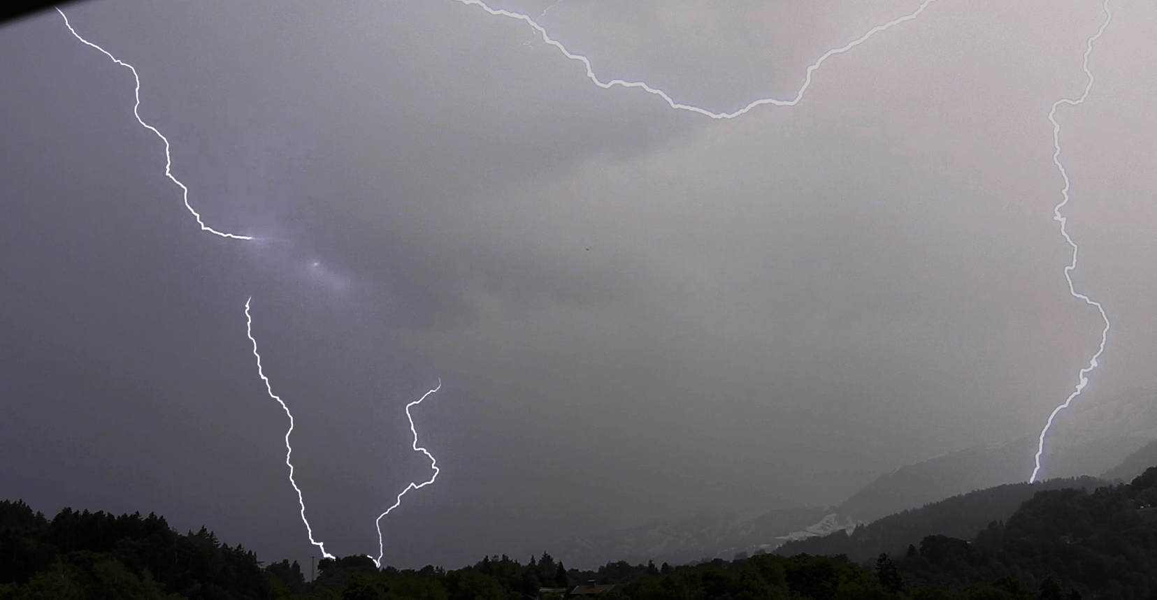 Un bel orage est survenu ce soir vers 21h sur le secteur de Sallanches (Haute Savoie) avec d'assez beaux éclairs et une activité électrique sympas. - 29/05/2018 21:06 - Yassine Arbaji