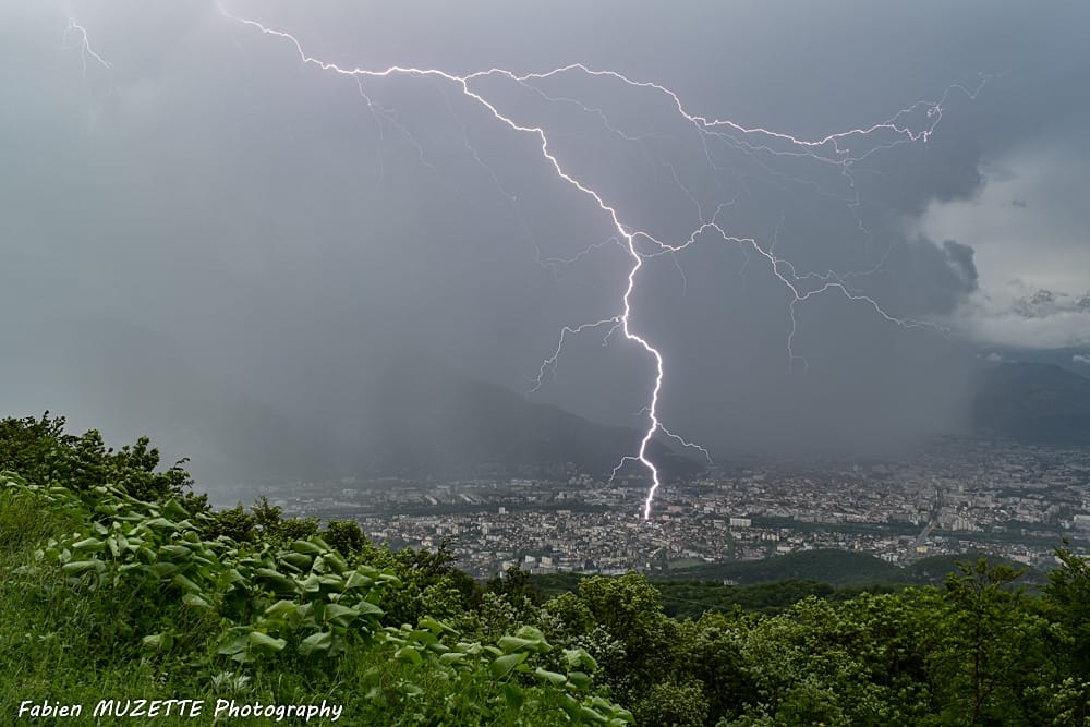 Un orage traverse Grenoble par le sud à partir de 18h. Peu actif dans un premier temps, l'activité électrique croît légèrement en arrivant dans l'air doux du Bassin grenoblois. Foudre frappant Grenoble  à l'arrière de celui-ci. - 29/05/2018 18:36 - FABIEN MUZETTE