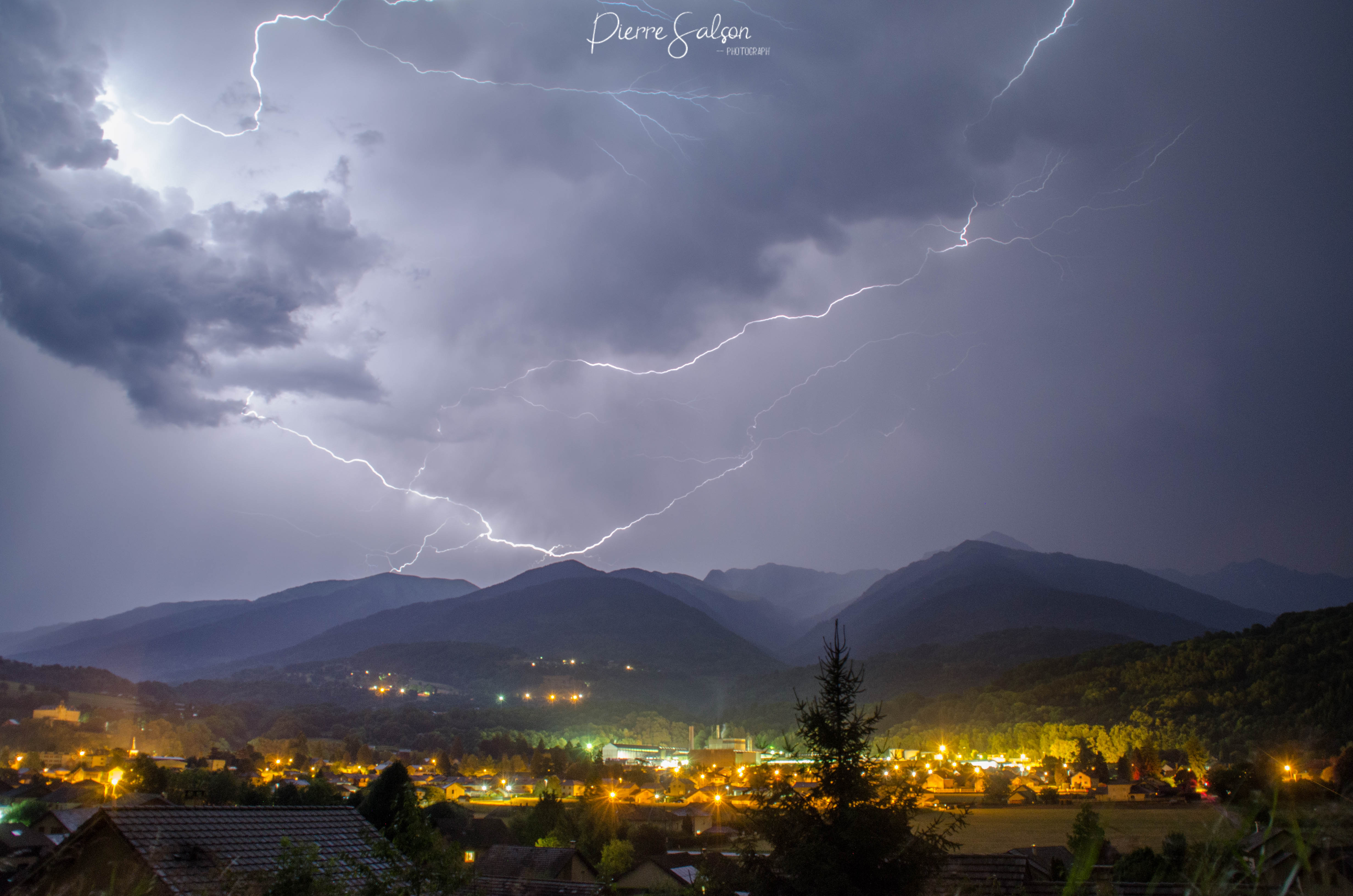 Bel orage sur le massif de Belledonne. Photo prise depuis La Rochette - 30/07/2020 22:30 - Pierre SALSON