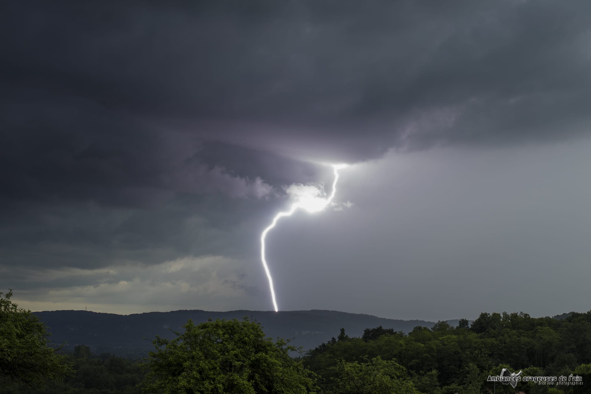 foudre puissante lors du passage d'un orage monocellulaire - 30/05/2018 15:22 - brice volo