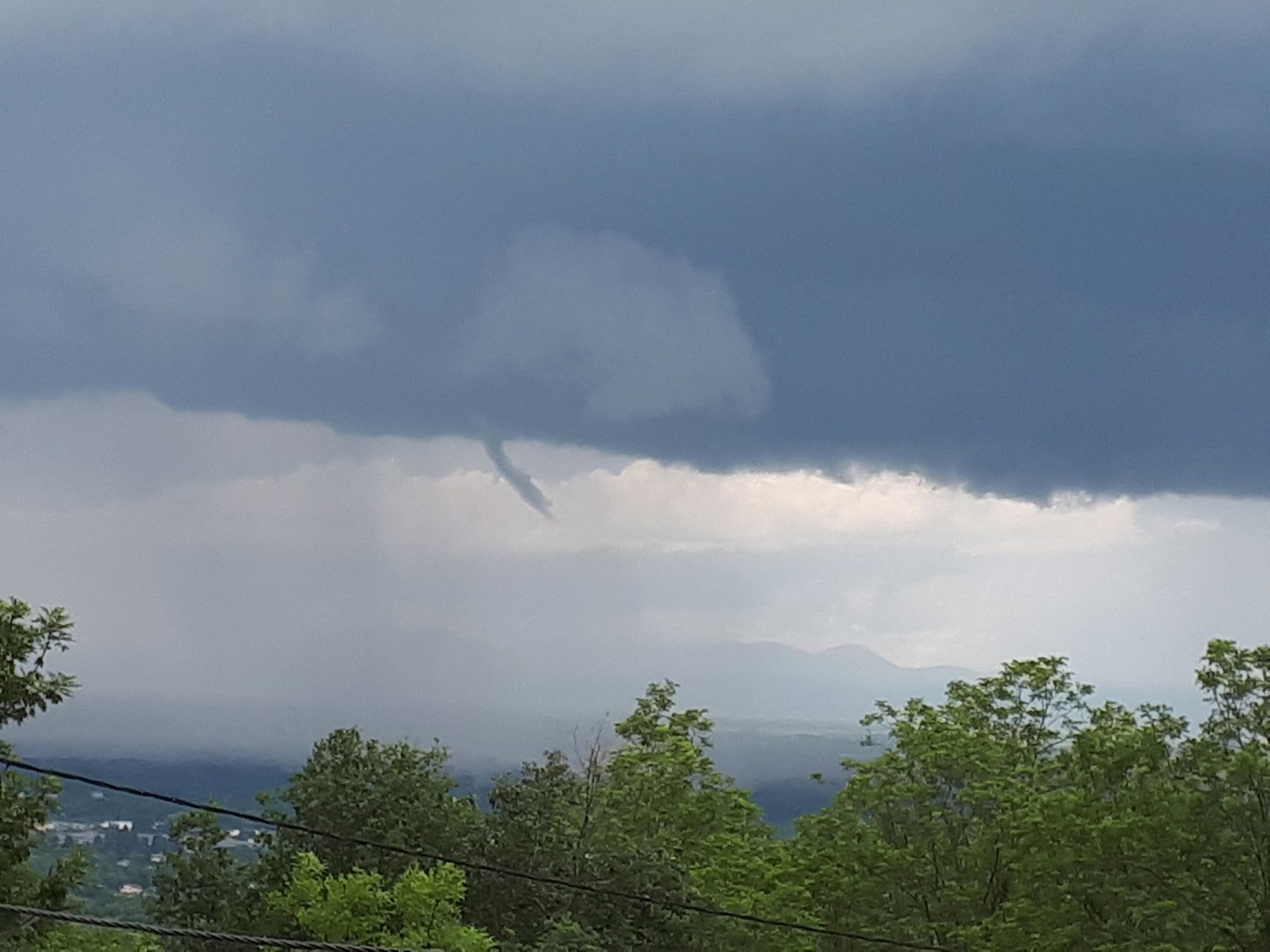 Tuba au dessus de la plaine de la limagne non loin de Clermont-Ferrand - 31/05/2018 14:30 - Gregory Coste