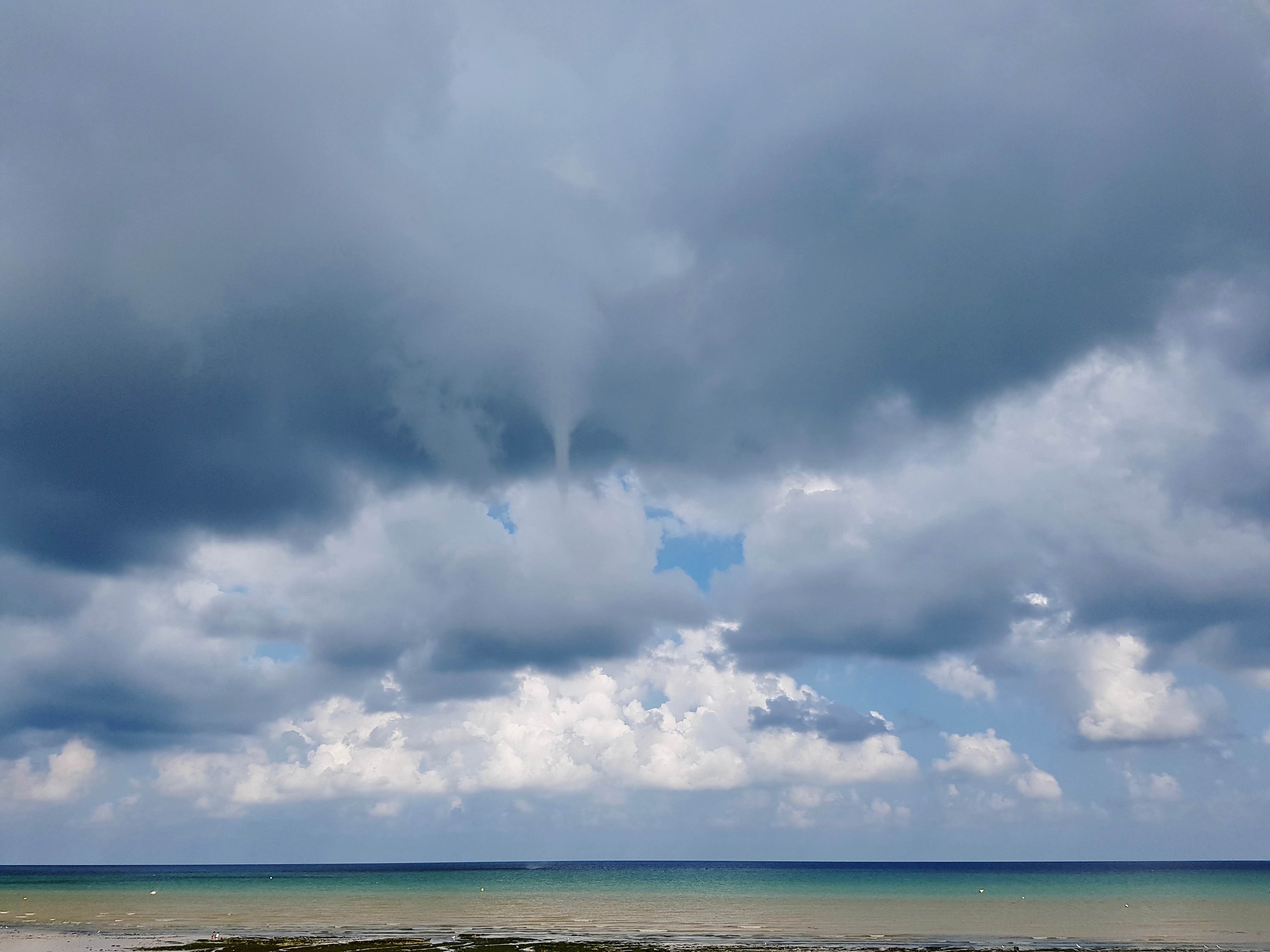 Trombe marine observée à Saint Aubin sur Mer dans le Calvados, à environ 200m du bord. Le phénomène a duré plusieurs minutes et la trombe s'est déplacée vers l'est en longeant la côte. - 02/09/2017 12:45 - Frank Culleron
